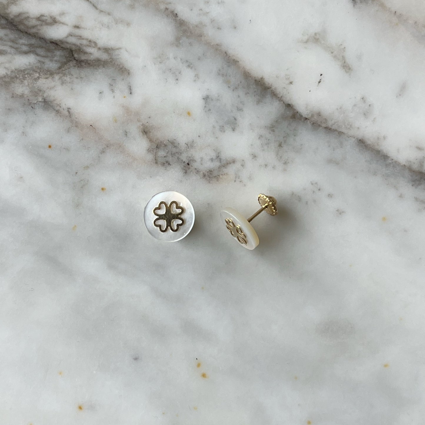 Aretes tope ortopédico madre perla con detalle flor de corazones en oro amarillo de 14k