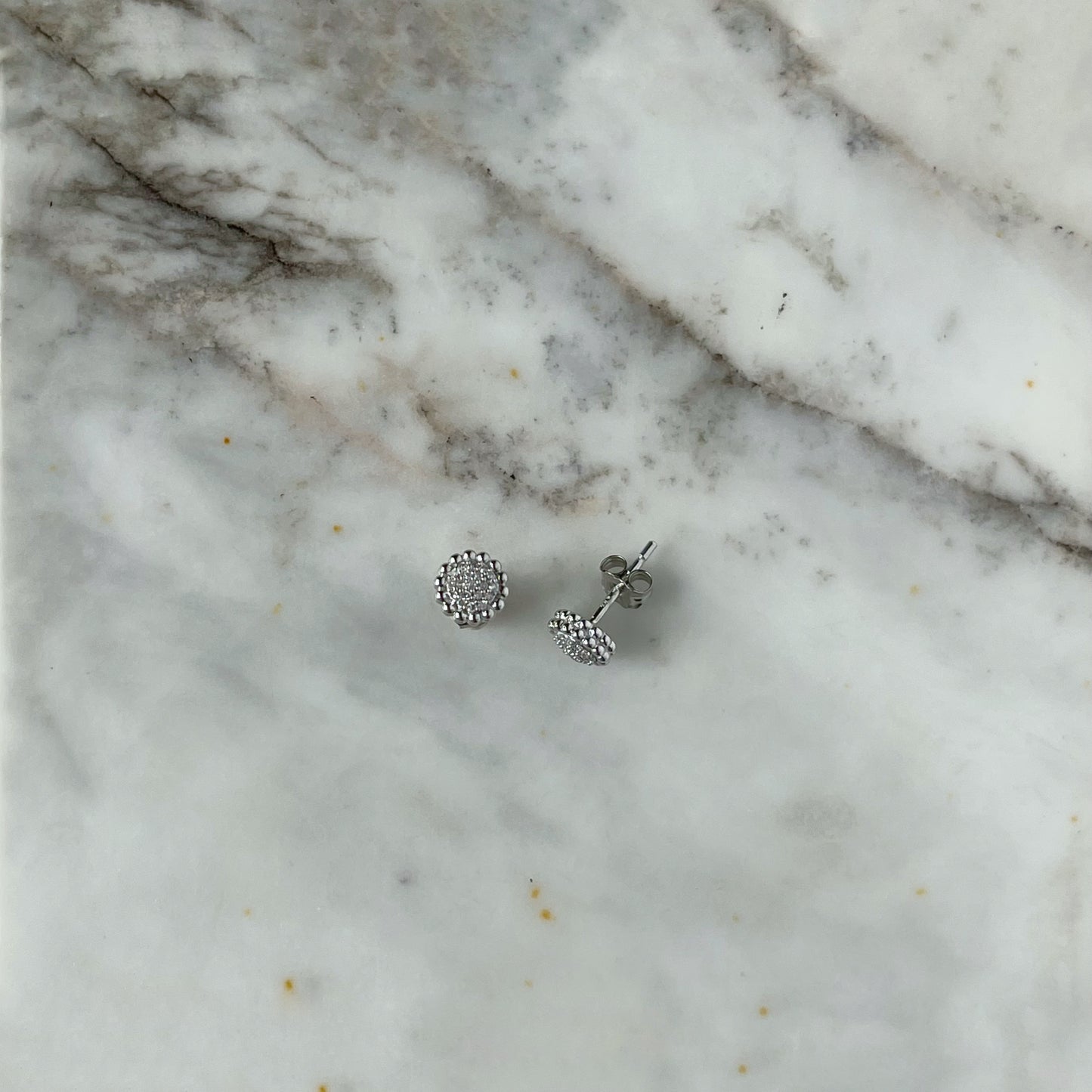 Aretes en oro blanco de 14k en forma de círculo con borde de bolitas y diamantes 0.07ctw