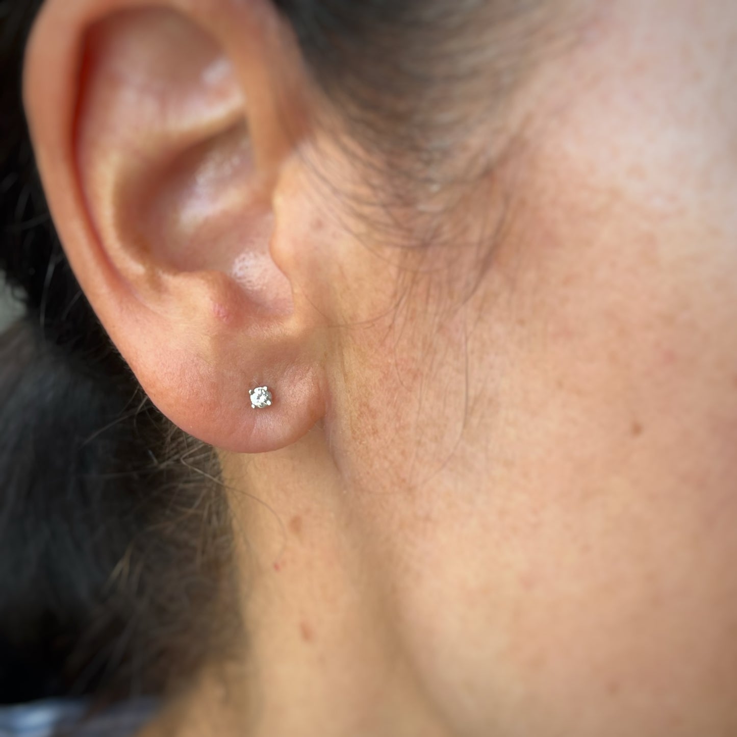 Studs mini en oro blanco 14k y diamantes 0.10ctw
