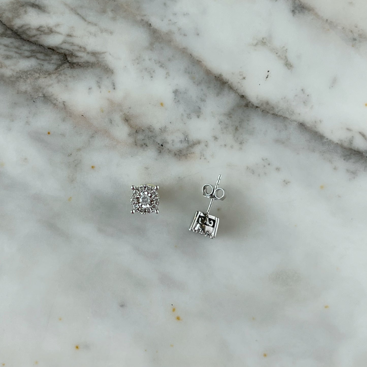 Aretes redondos de 0.25ctw de diamantes con halo en oro blanco de 10k