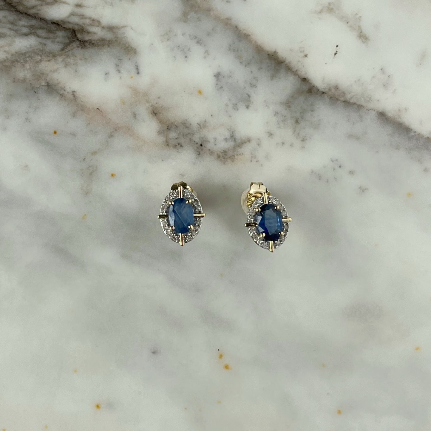 Aretes en oro amarillo 10k con zafiro y halo de diamantes 0.10ctw y líneas de oro