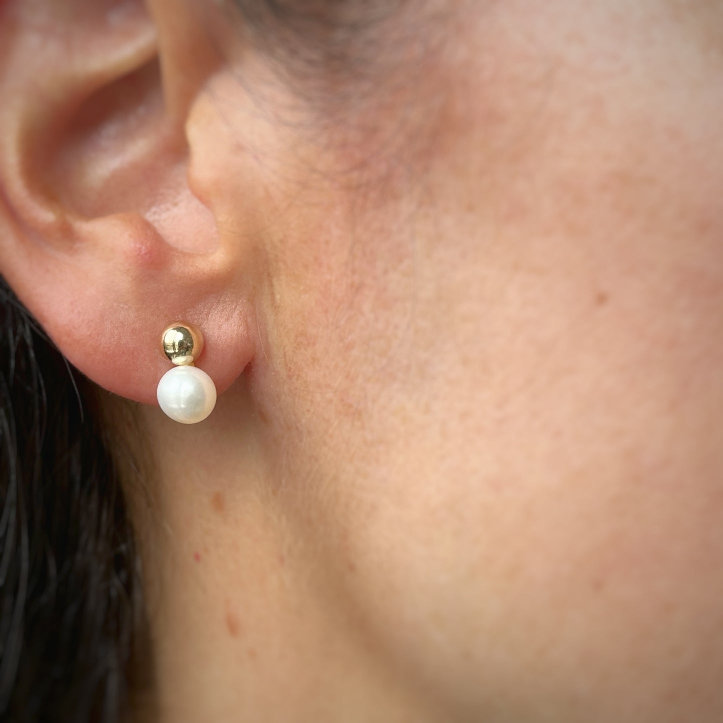Aretes de perla con bolitas de oro 14K