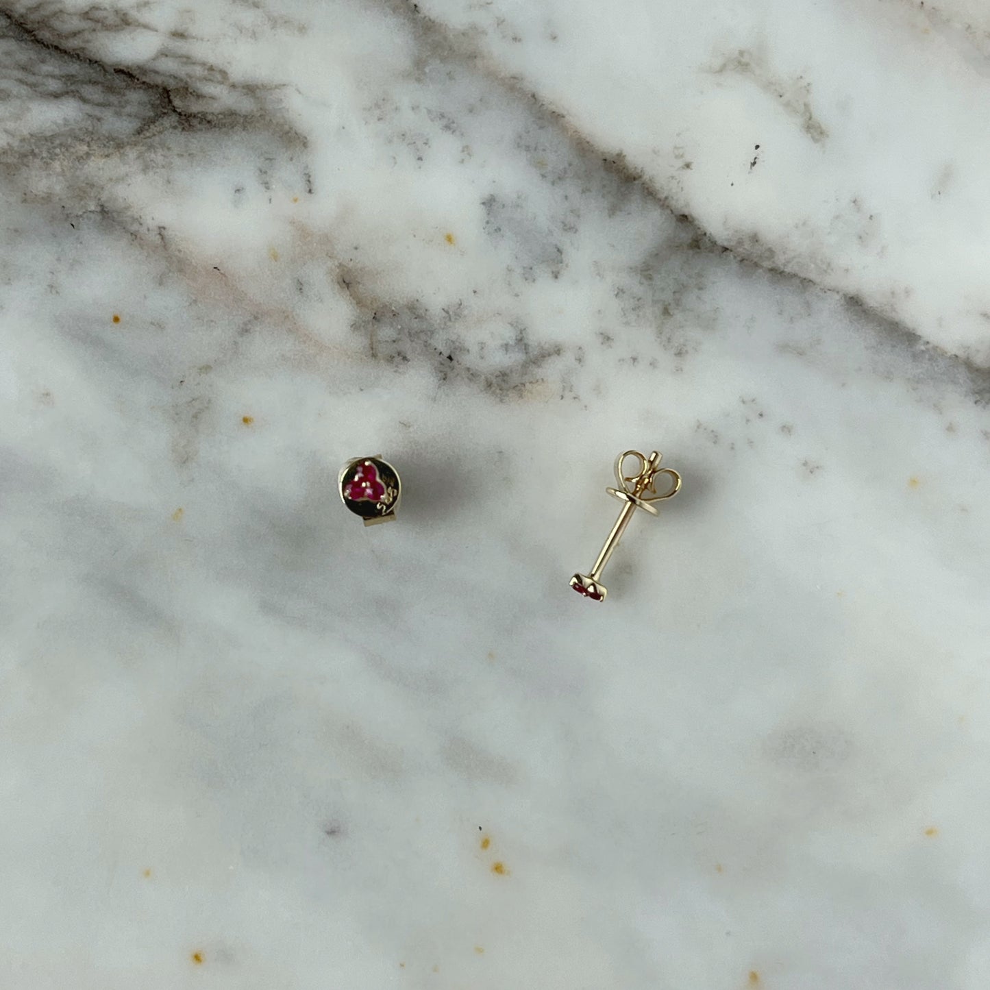 Aretes mini de 3 rubíes en oro amarillo 14k