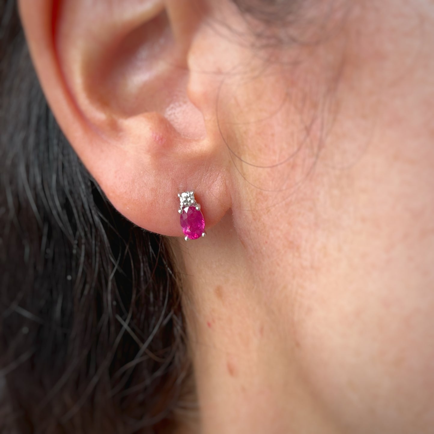 Aretes en oro blanco 10k rubí dos ctw y diamantes 0.10ctw