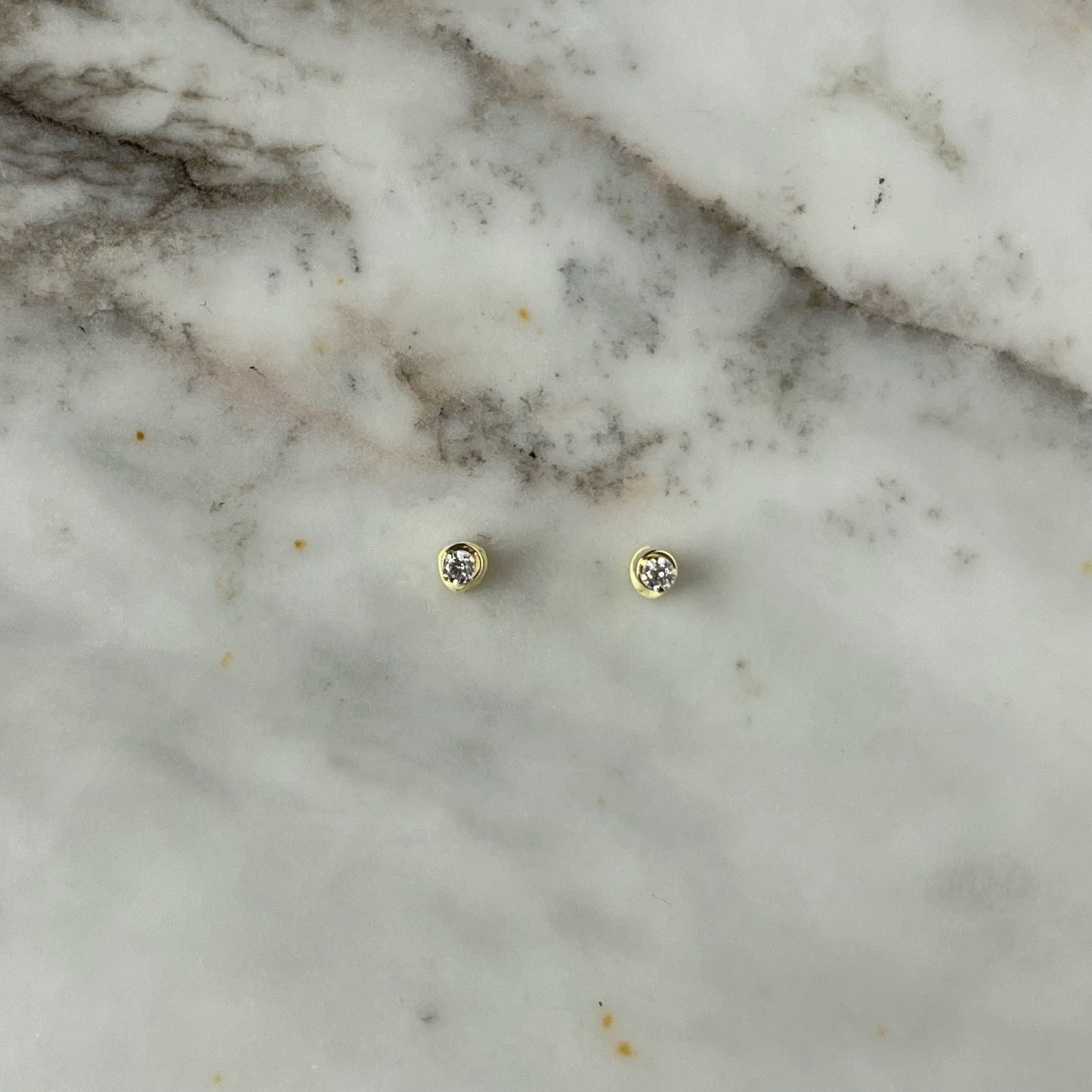 Aretes circonita blanca de 2mm en oro amarillo de 14k con tope ortopédico