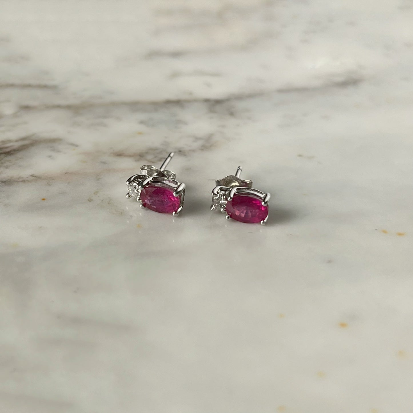 Aretes en oro blanco 10k rubí dos ctw y diamantes 0.10ctw