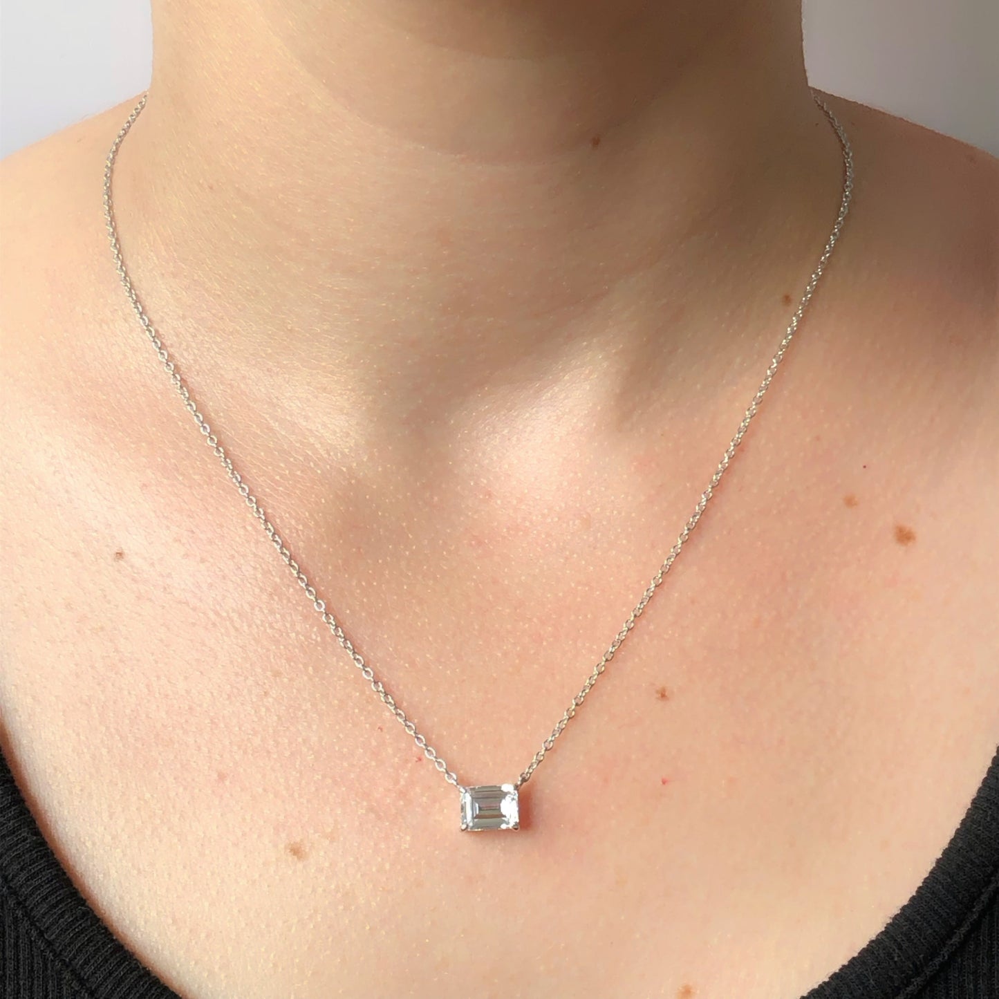 Collar con circón rectangular en plata con baño de platino