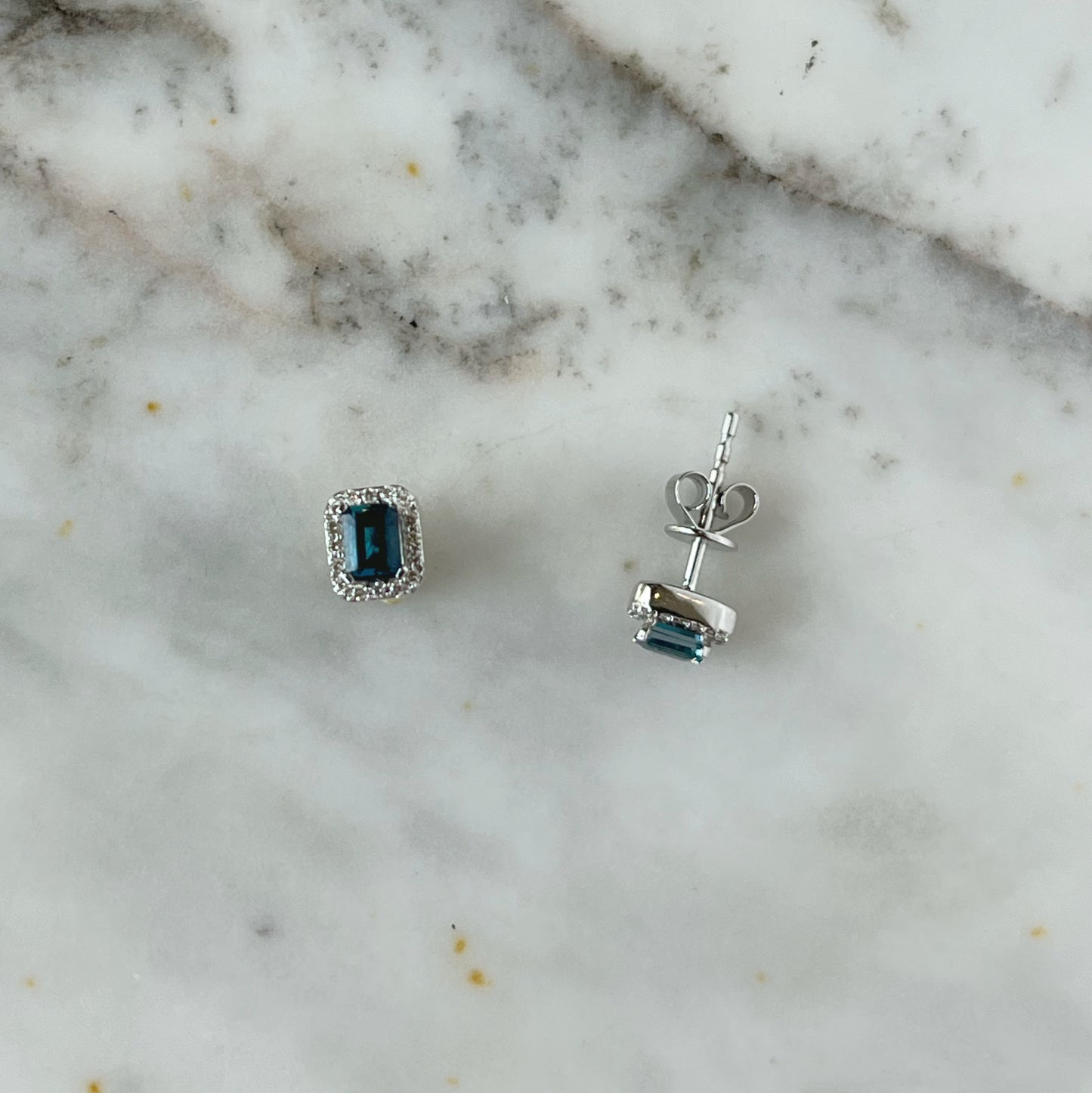 Aretes en oro blanco 10k con topacio London blue rectangular y halo de diamantes 0.10ctw