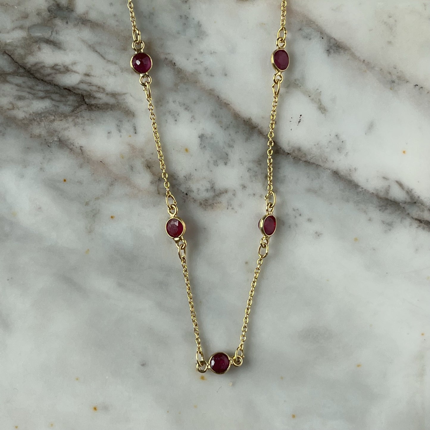 Collar de plata con baño de oro amarillo y estaciones de Rubí 5.20ctw