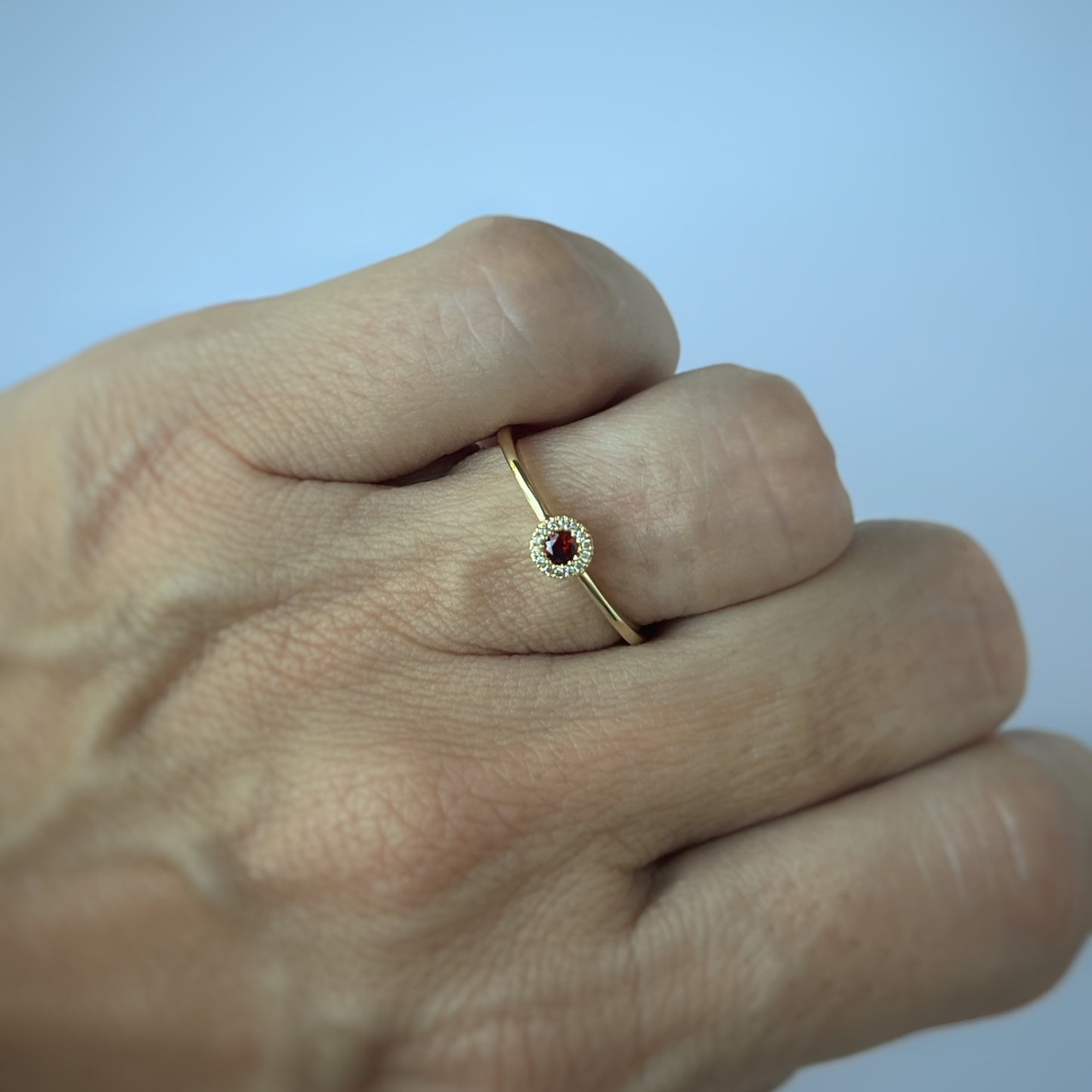 Anillo en oro amarillo 10k con granate y halo de diamantes 0.04ctw