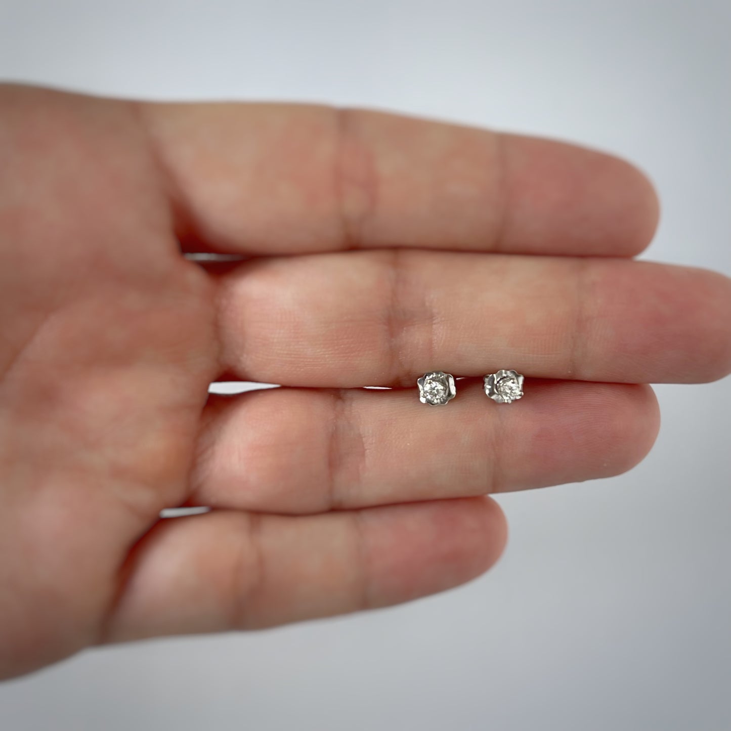 Studs mini en oro blanco 14k y diamantes 0.10ctw