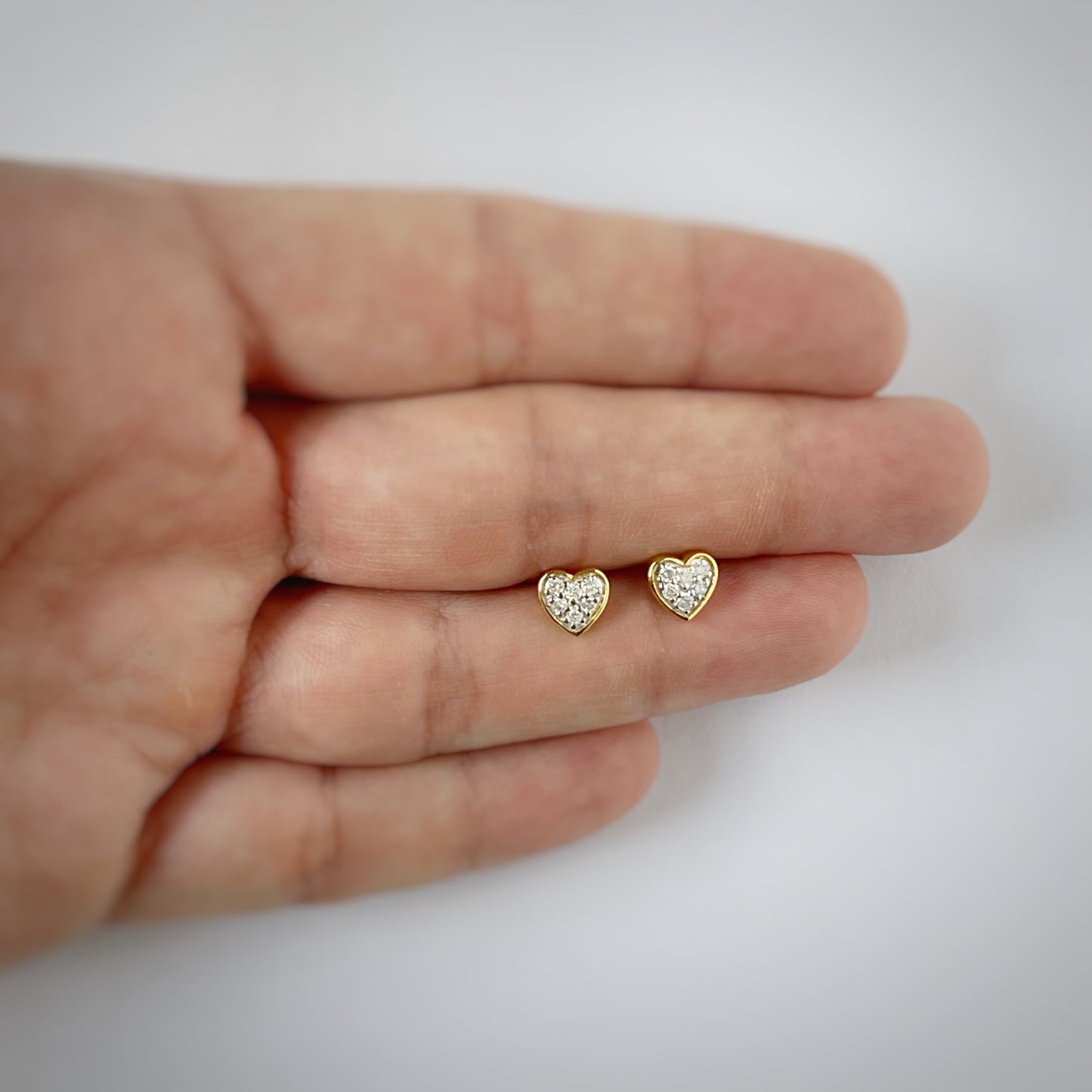 Aretes de corazón en plata con baño de oro amarillo y diamantes 0.17ctw