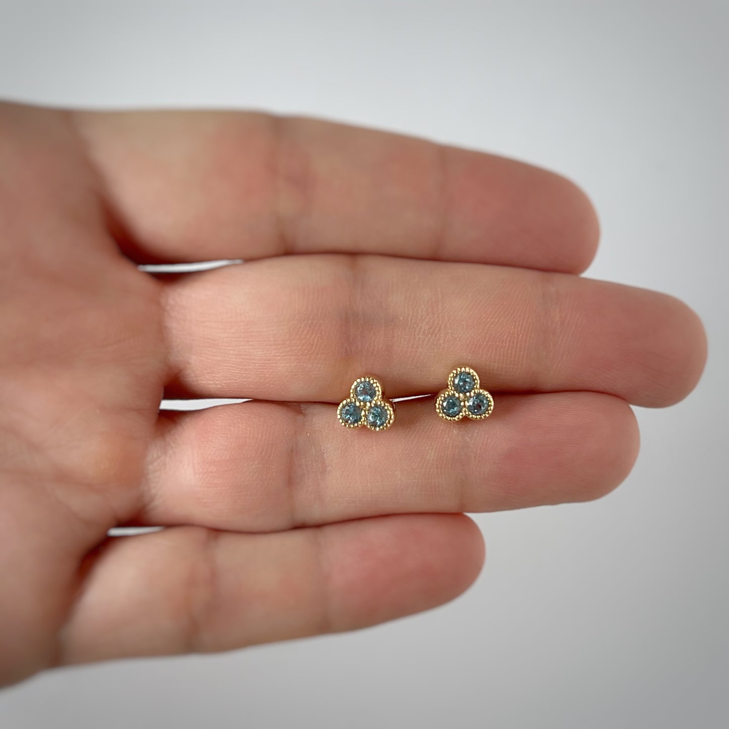 Aretes trio topacio azul en oro amarillo 14k