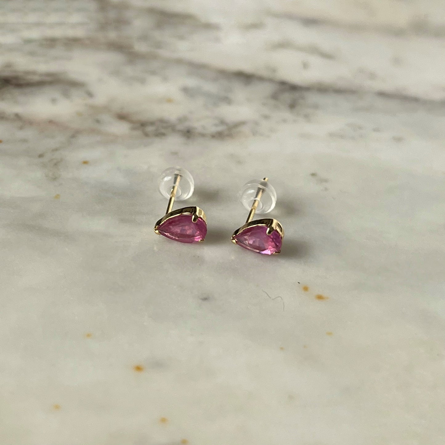 Aretes en oro amarillo 18k con rubí forma de gota 1ctw