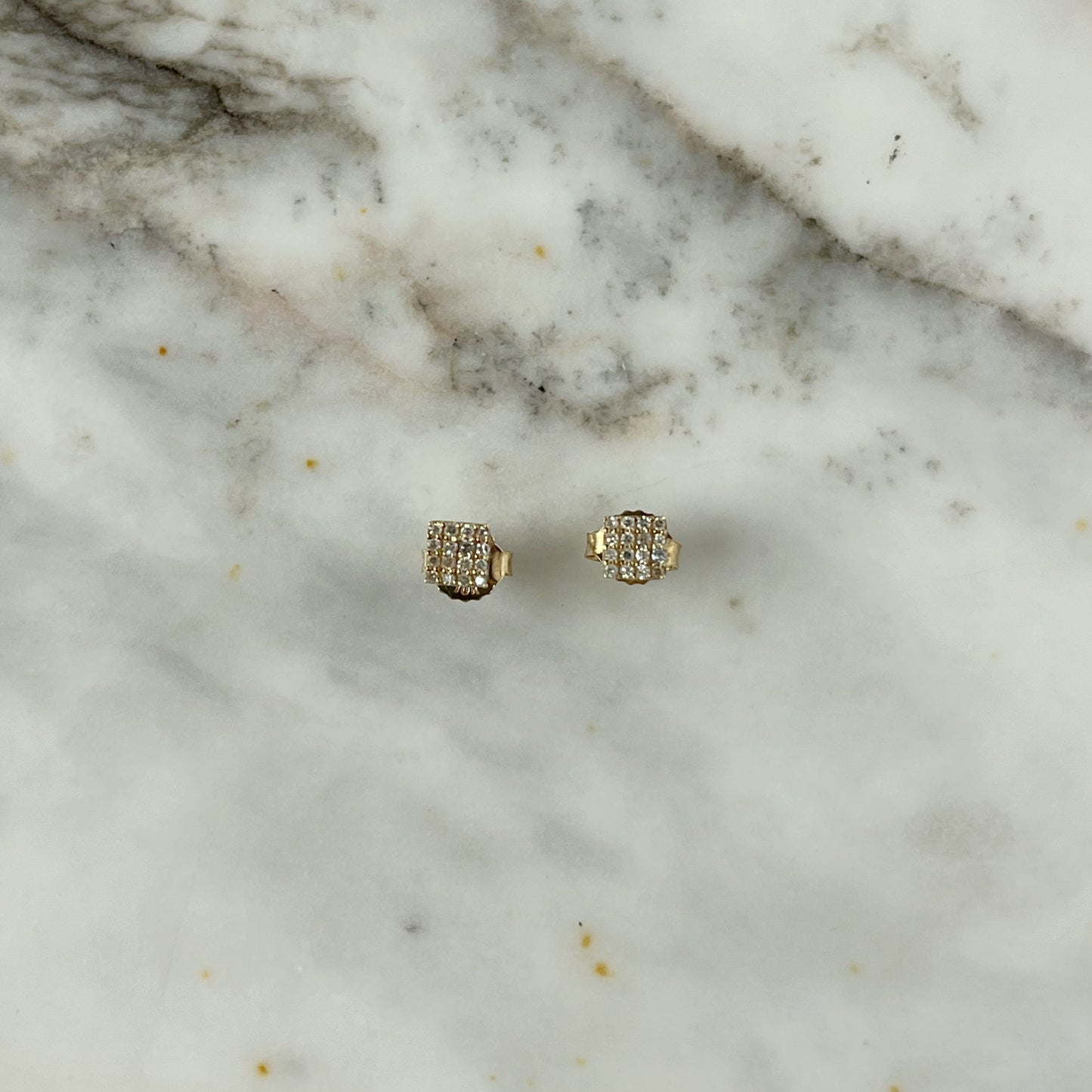 Aretes cuadrados en oro amarillo 10k con diamantes 0.10ctw
