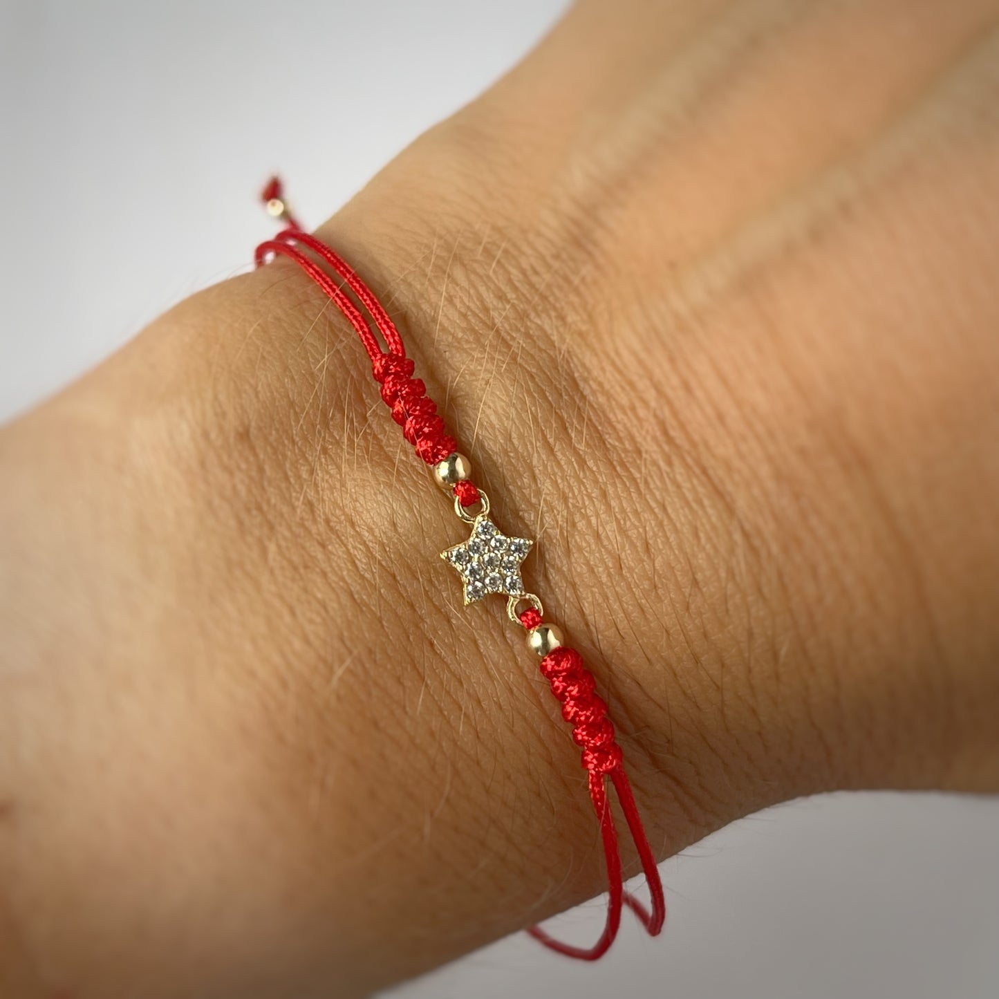 Pulsera cordón rojo estrella completa en oro de 14K