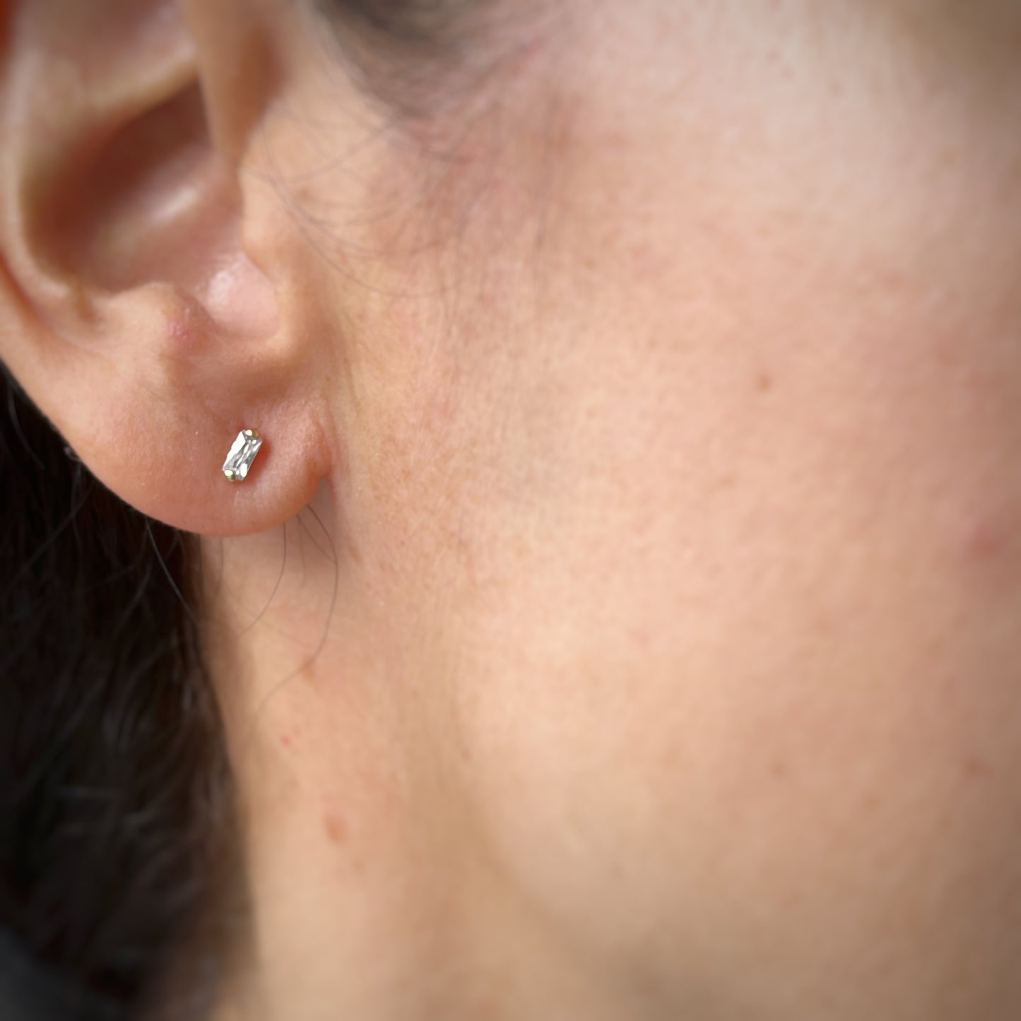 Aretes circonita blanca en forma de baguette en oro de 14k con tope ortopédico