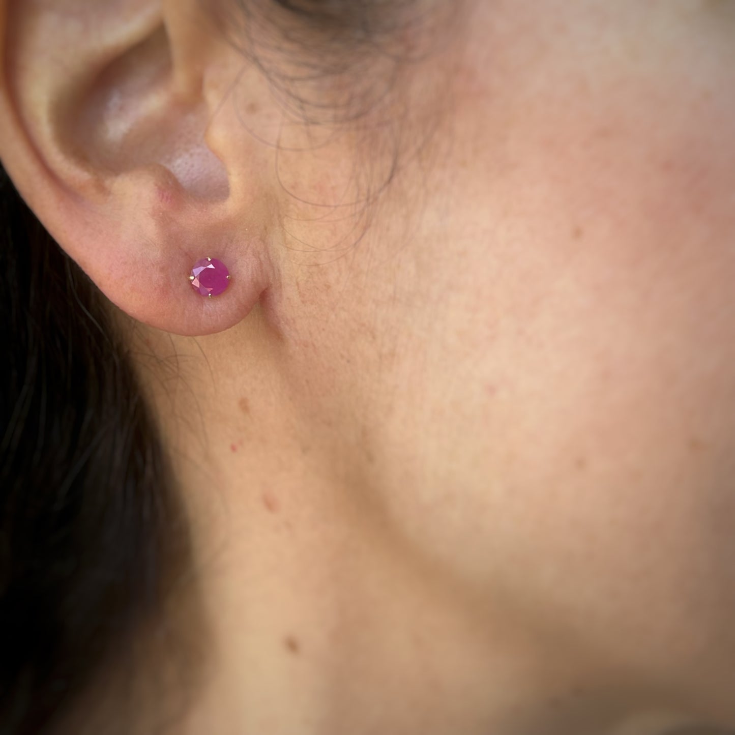 Aretes en oro amarillo 14k con rubíes redondos 5mm