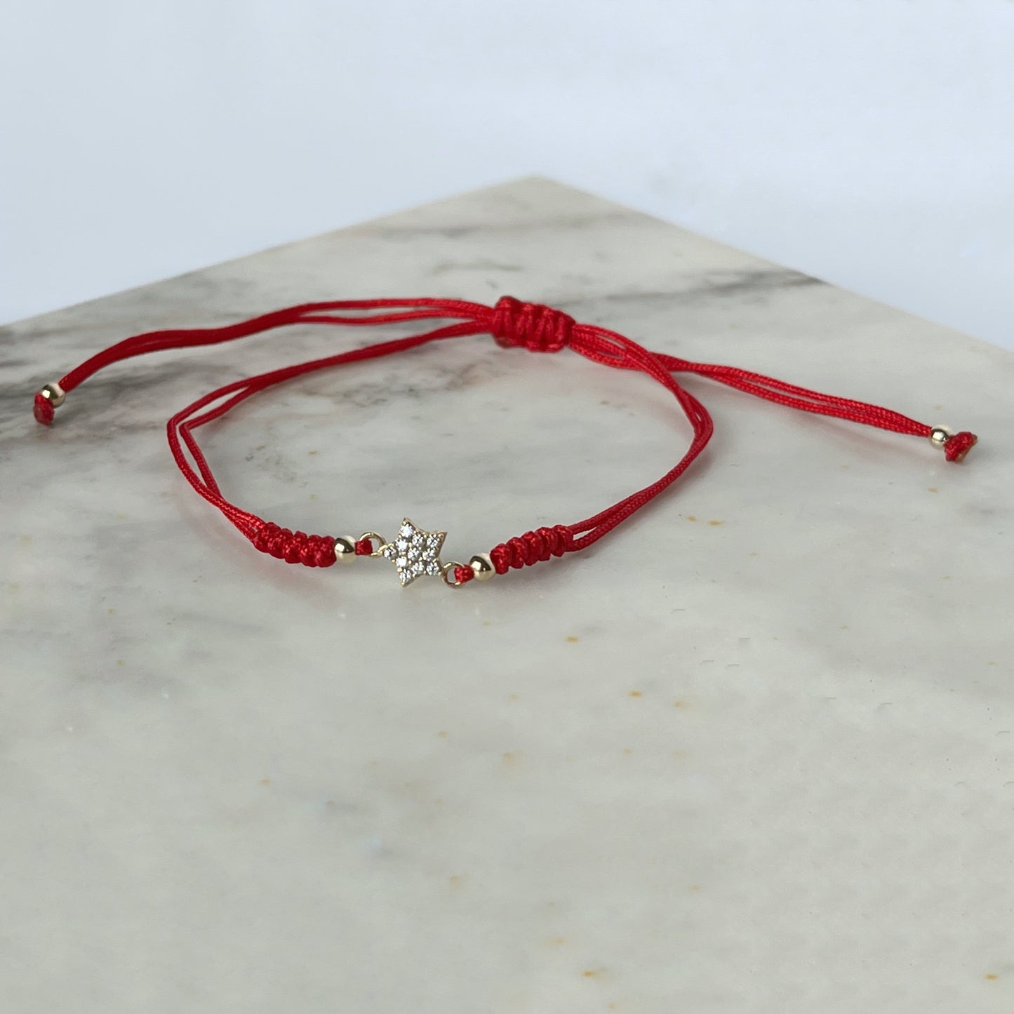 Pulsera cordón rojo estrella completa en oro de 14K