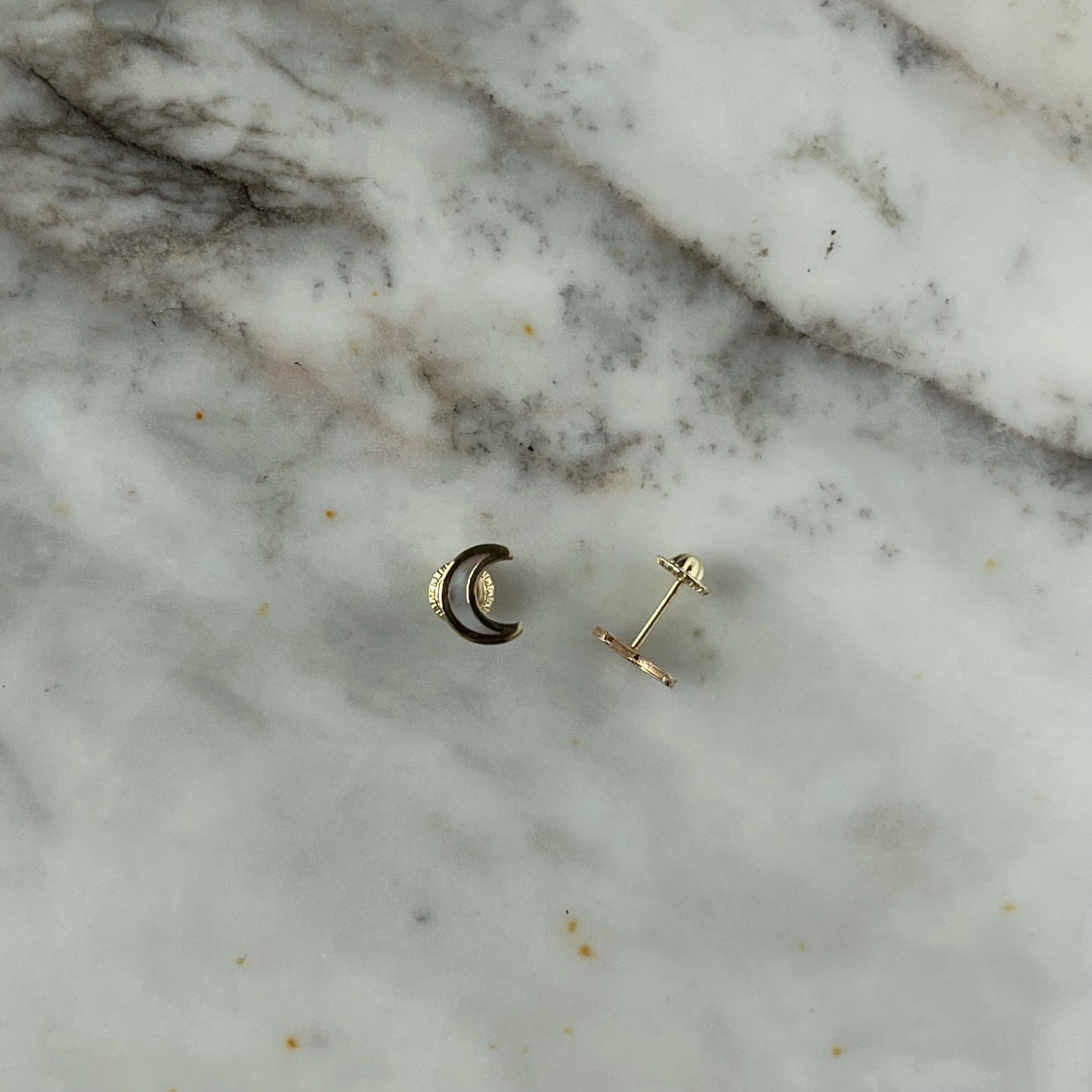 Aretes luna en madre perla con borde de oro de 14k con tope ortopédico