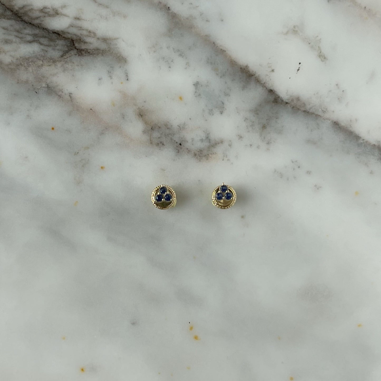 Aretes tres circonitas celestes de mini en oro de 14k con tope ortopédico