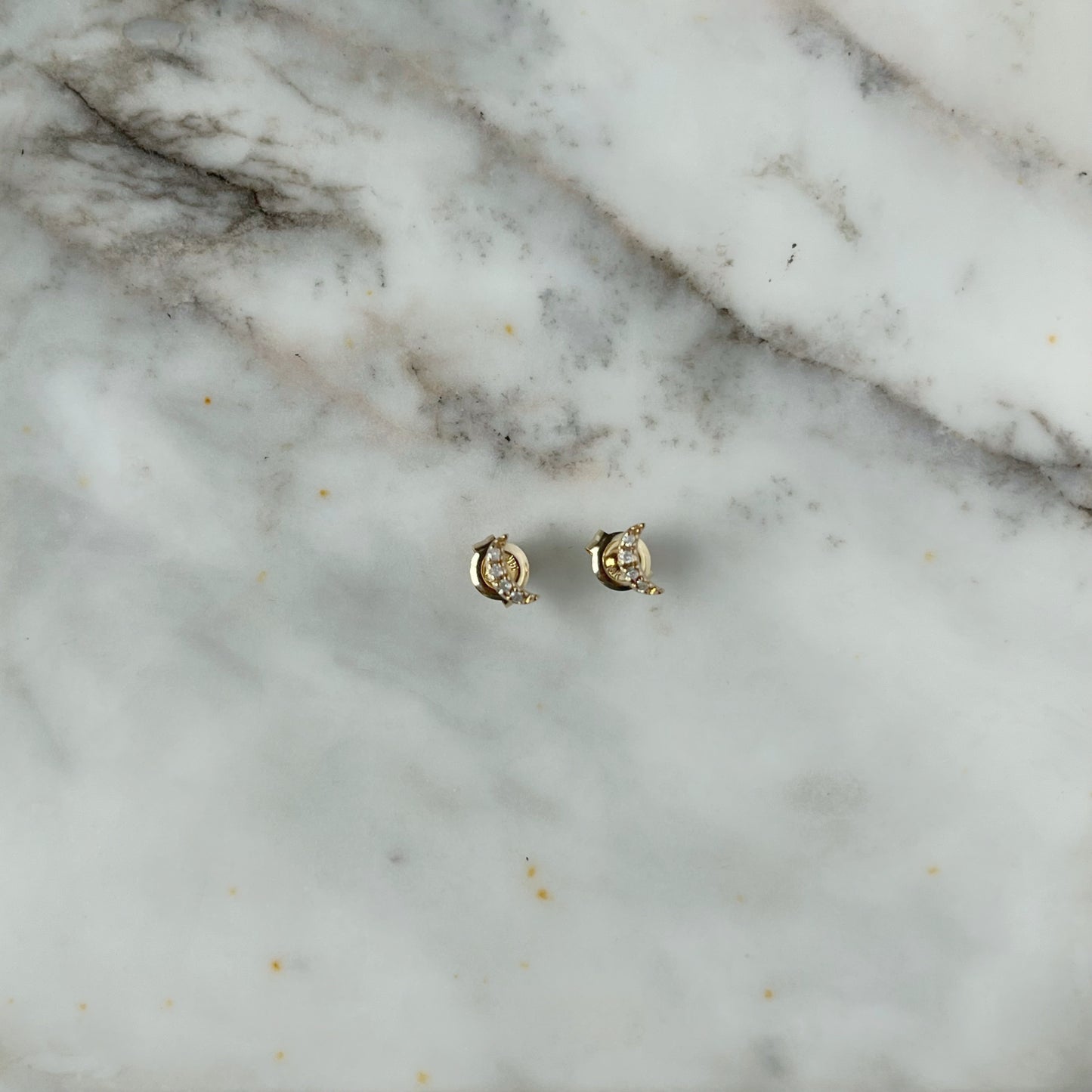 Aretes lunita de diamantes 0.06ctw en oro amarillo de 14k