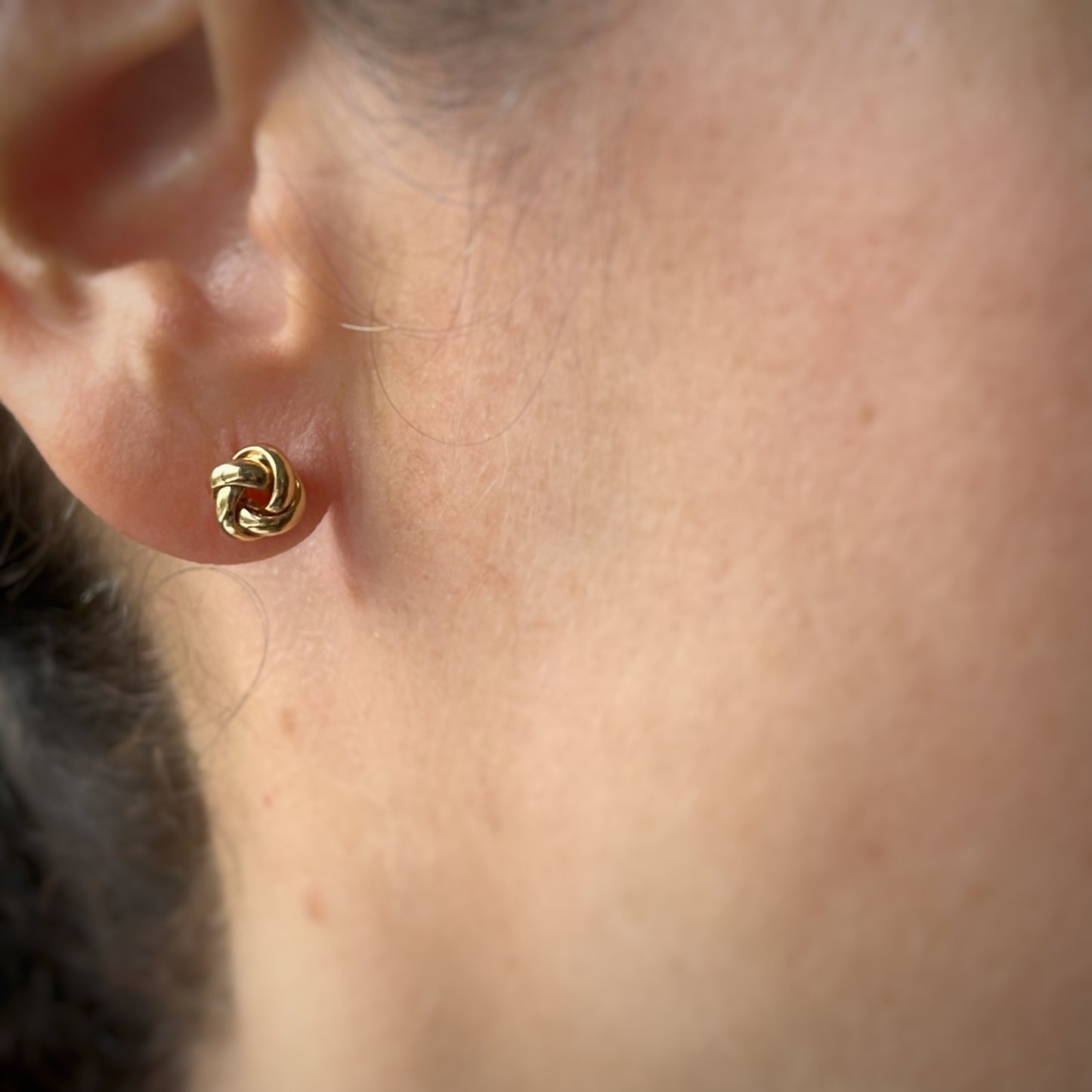 Aretes Love Knot redondeado con tope ortopédico oro amarillo 14k