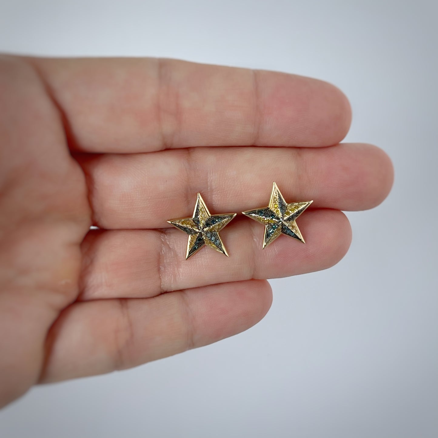 Aretes de estrella con diamantes amarillos y negros 0.40ctw en oro 10k amarillo con tope de tornillo