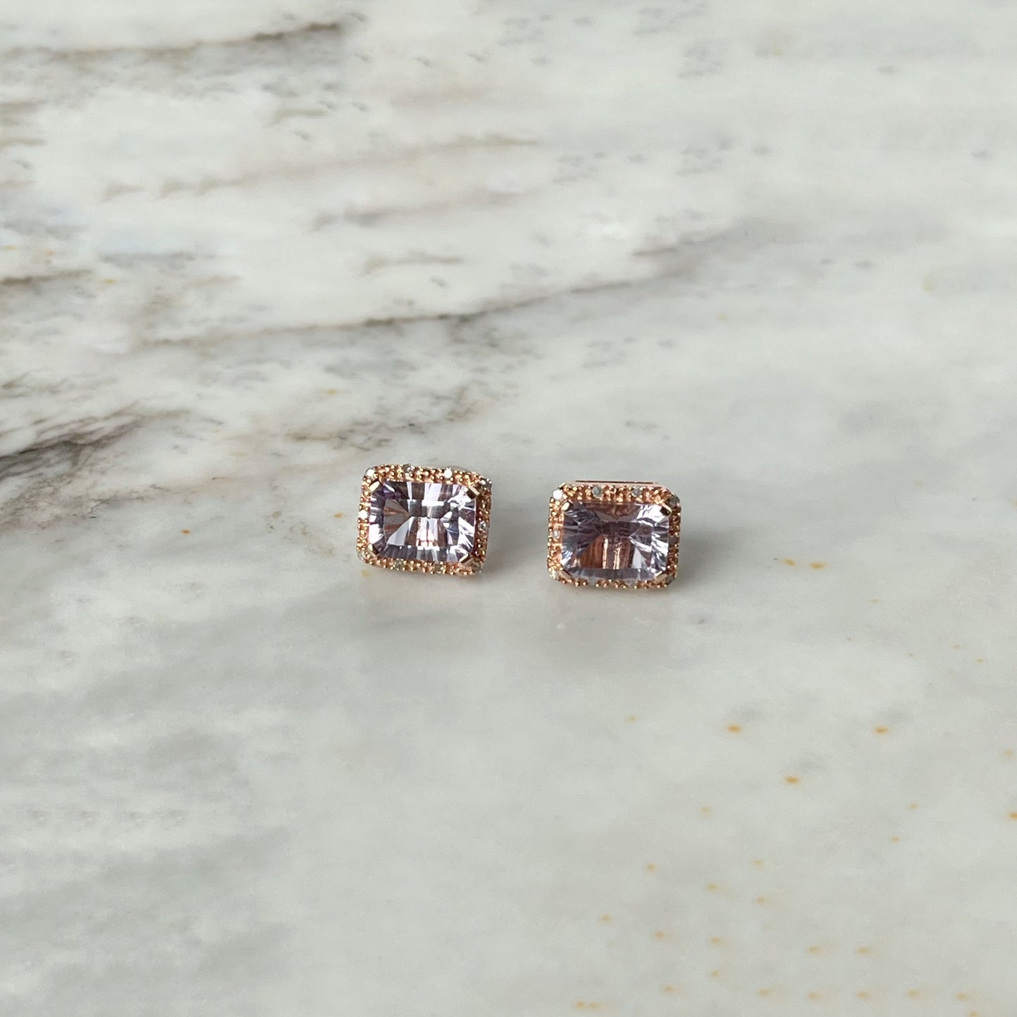 Aretes en oro rosa 10k con amatista rectangular y diamantes 0.07ctw