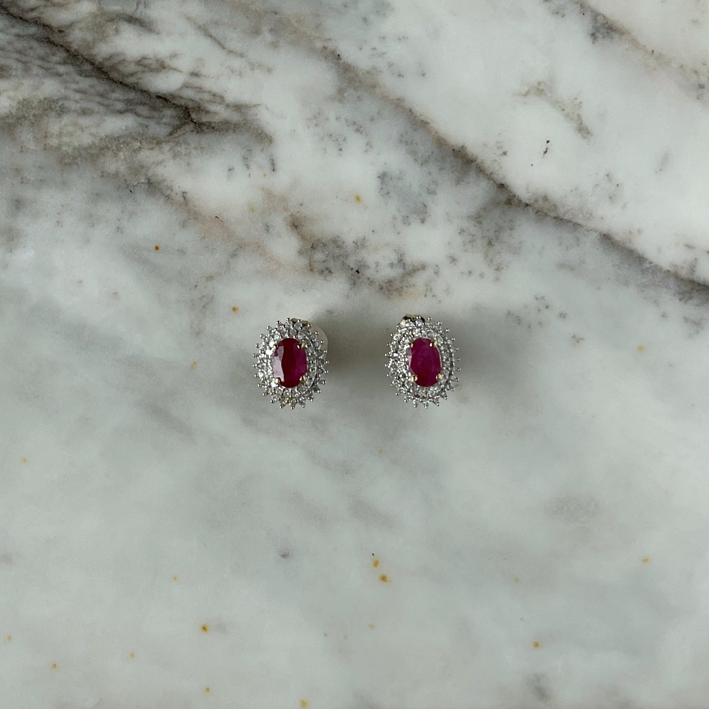 Aretes en oro amarillo 10k con rubí y doble halo de diamantes 0.25ctw