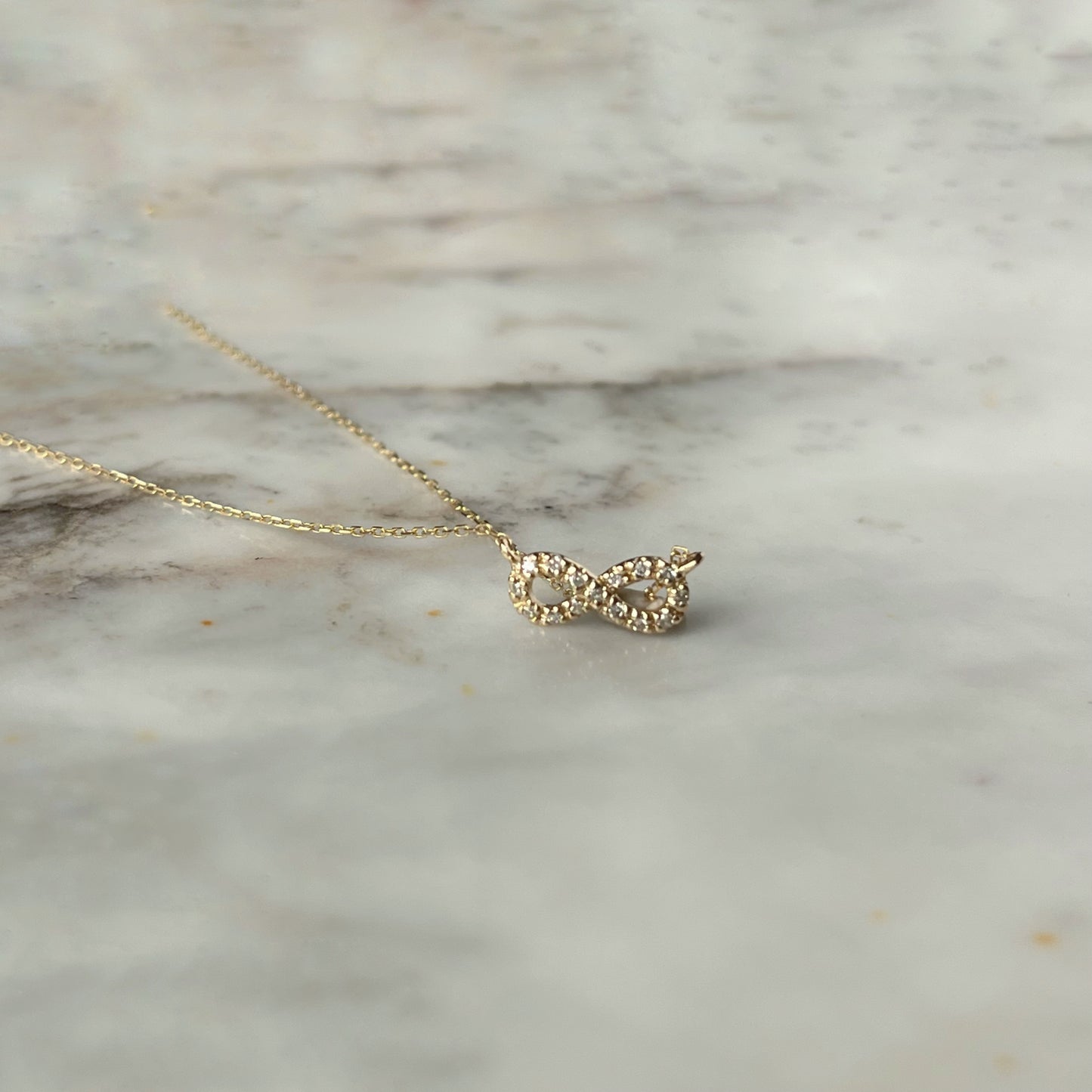 Collar en oro amarillo 14k con infinito de diamantes 0.05ctw