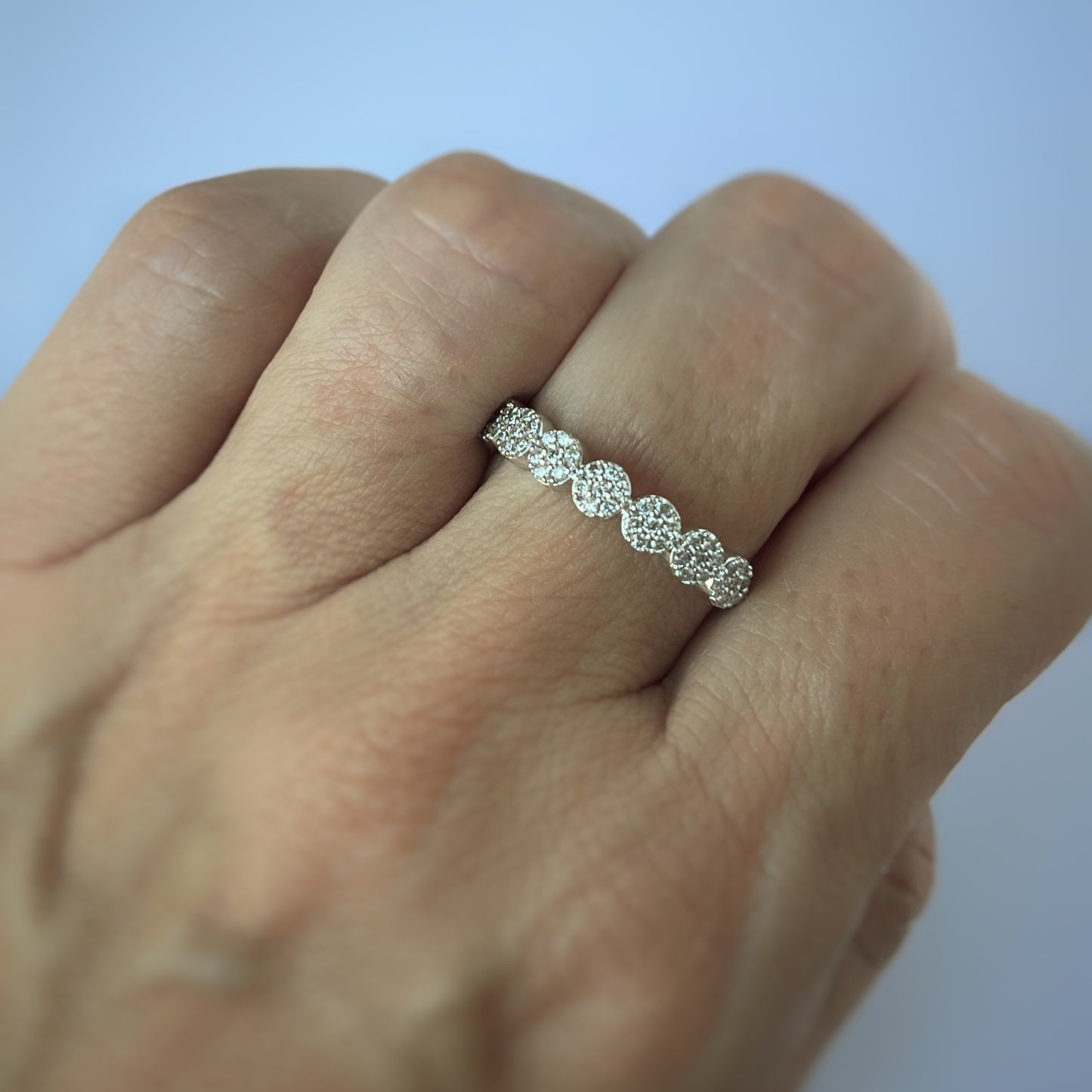 Anillo en oro blanco 10k con varios círculos de diamantes 0.25ctw