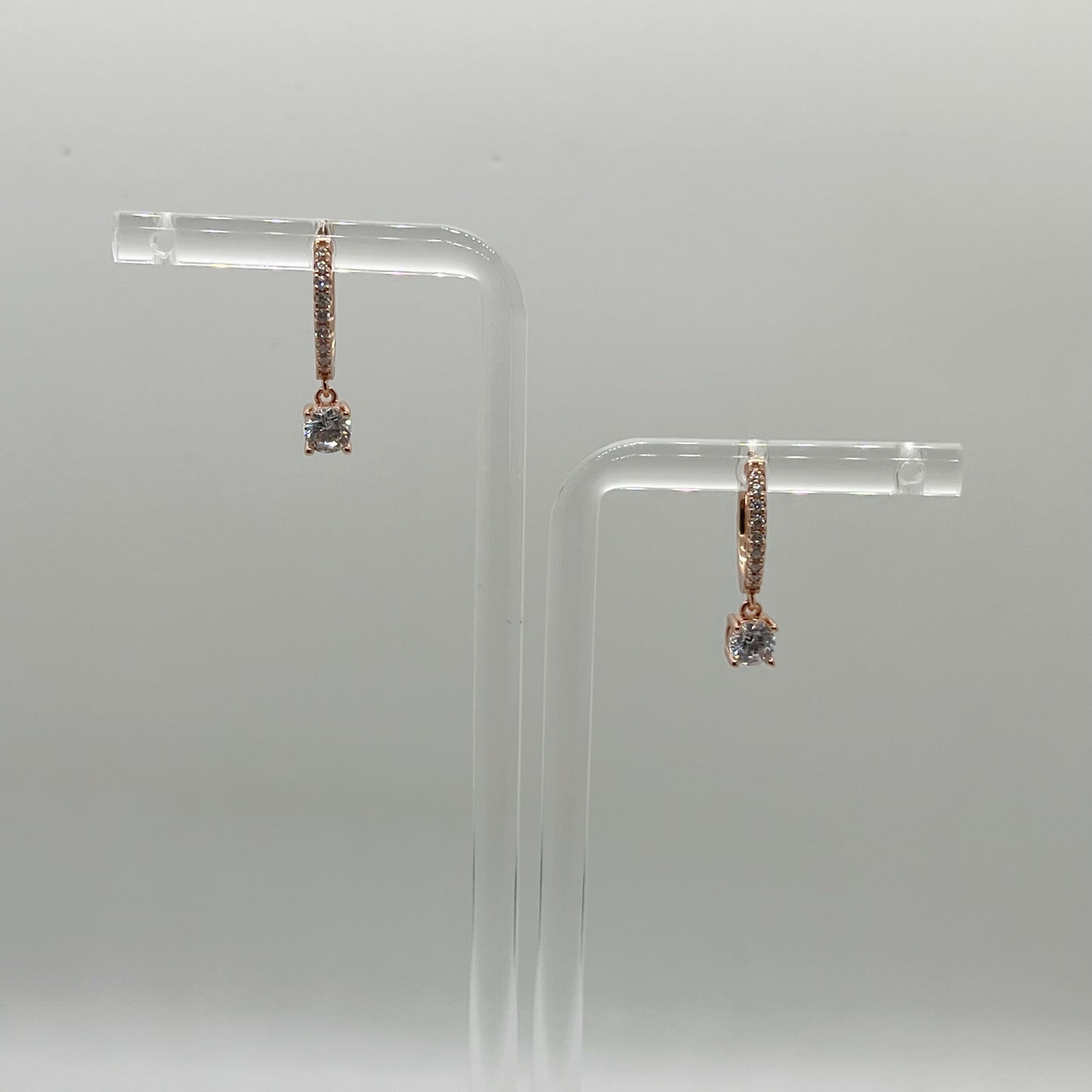 Argollas en plata con baño de oro rosa y circonitas con circonita colgante