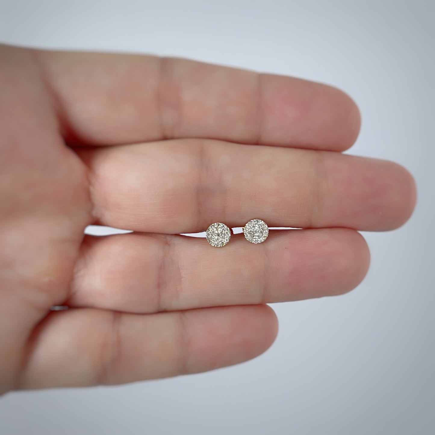 Aretes de círculo en oro amarillo de 10k con diamantes 0.12ctw con tope de tornillo
