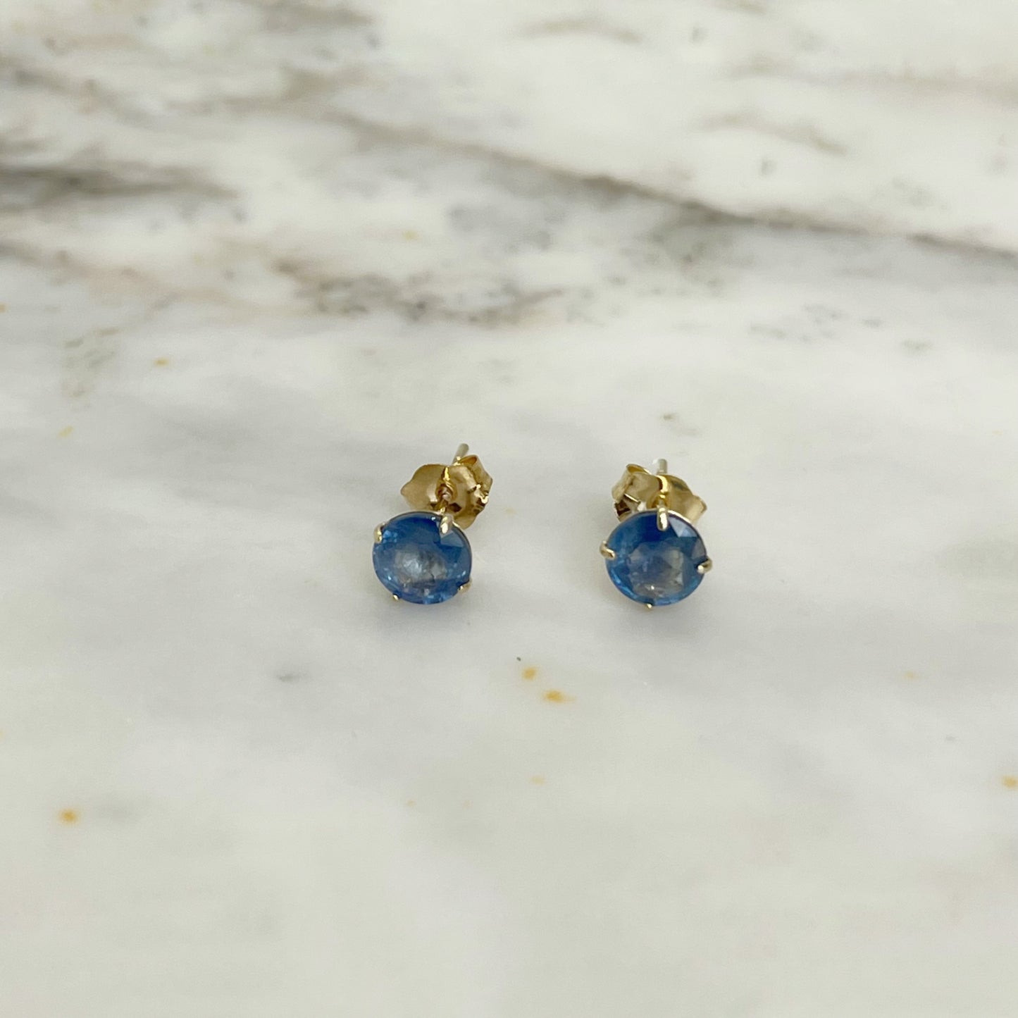 Aretes en oro amarillo 14k con zafiros redondos 5mm