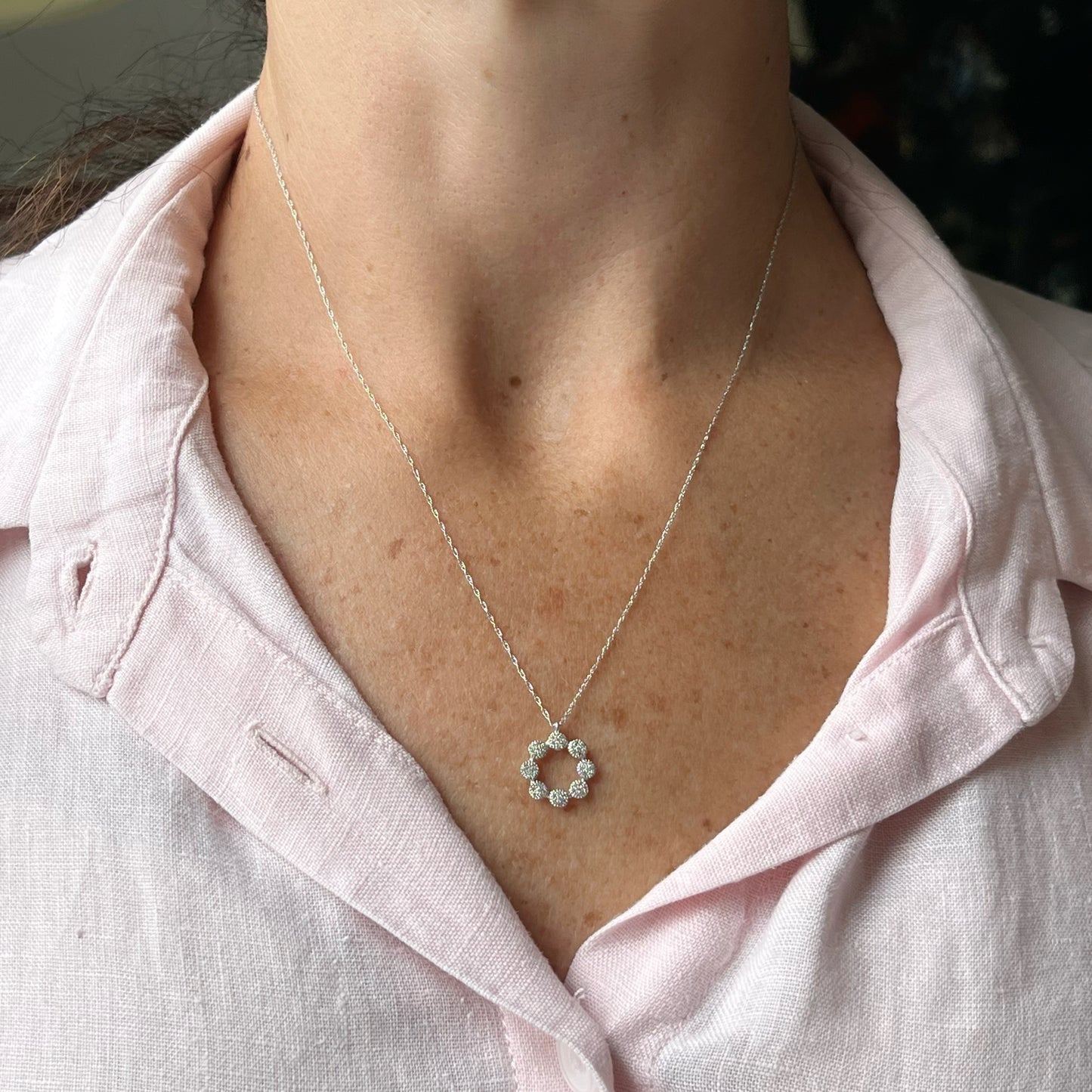 Collar en oro blanco 10k con dije de círculo de diamantes 0.17ctw