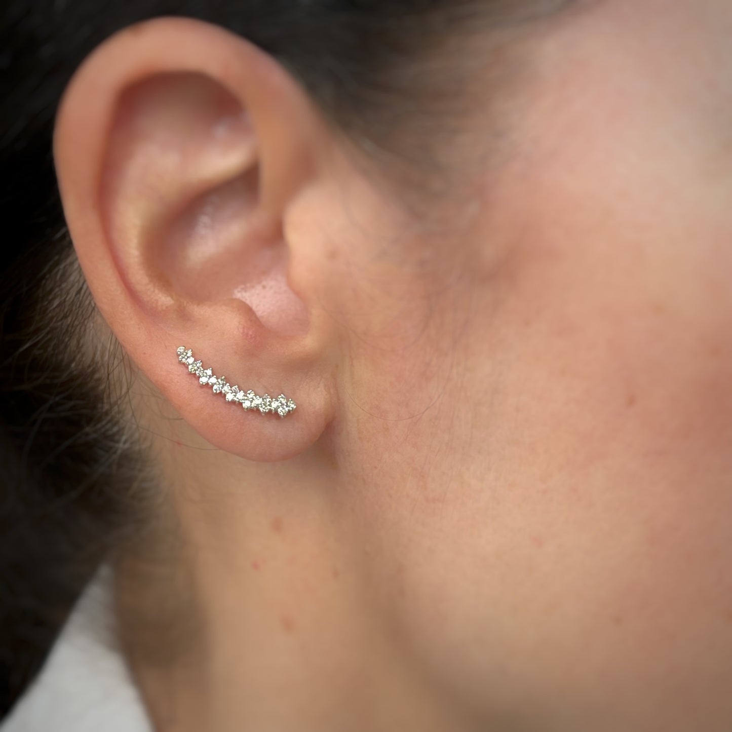Aretes Crawler en oro blanco 10k y diamantes 0.25ctw