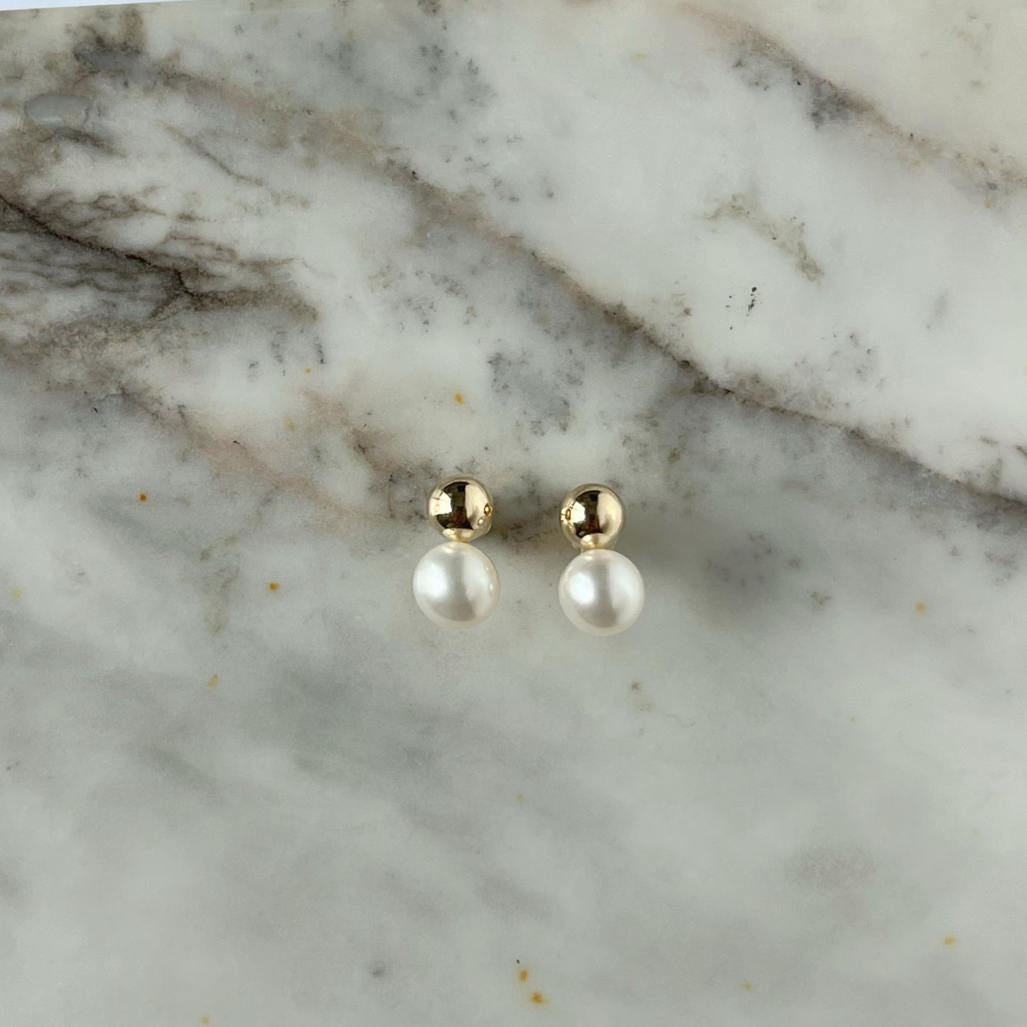 Aretes de perla con bolitas de oro 14K