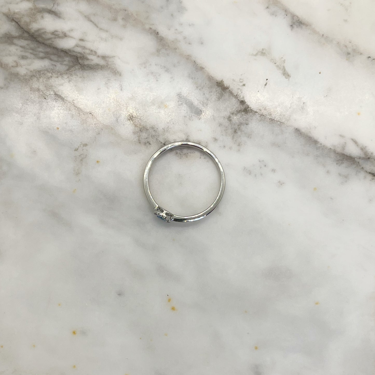 Anillo en oro blanco 10k con topacio azul y halo de diamantes 0.04ctw