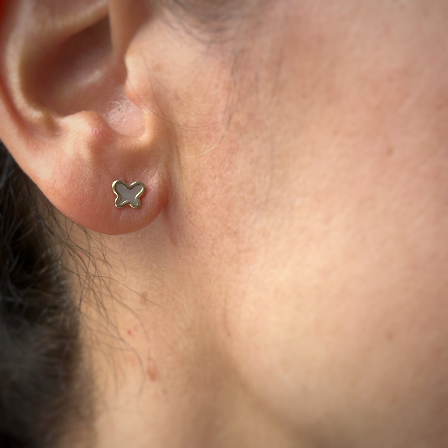 Aretes mariposa en madre perla con borde de oro de 14k con tope ortopédico