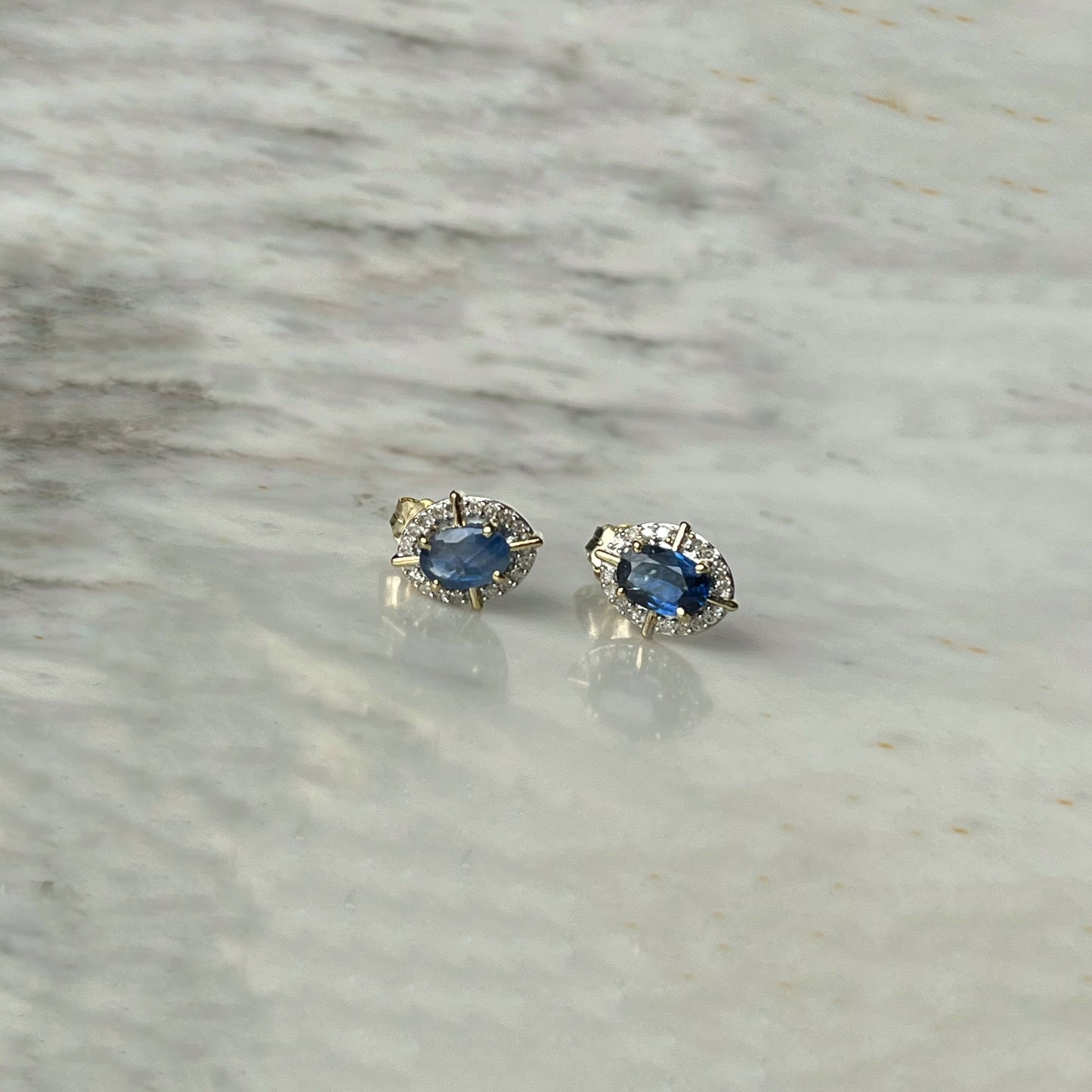 Aretes en oro amarillo 10k con zafiro y halo de diamantes 0.10ctw y líneas de oro