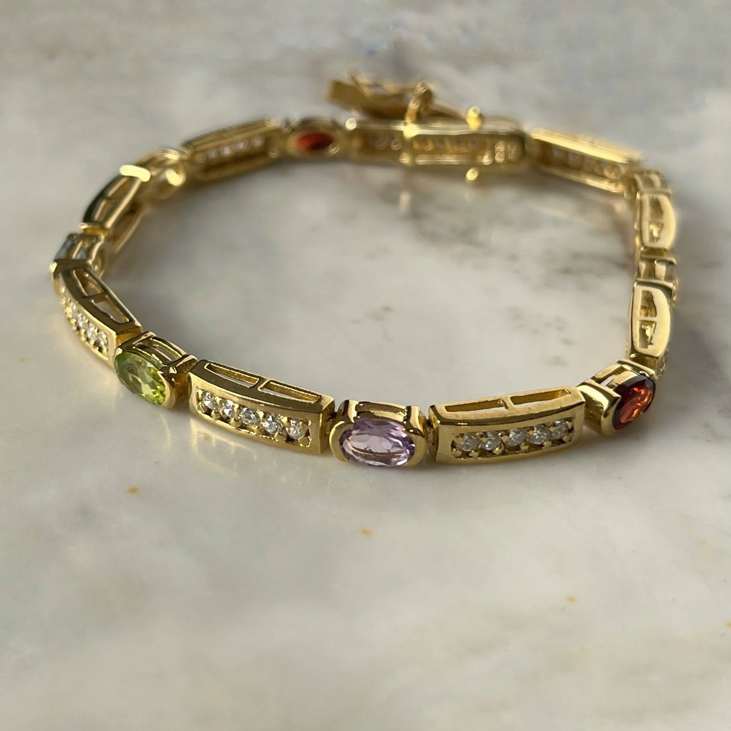 Pulsera de plata con baño de oro amarillo y piedras de colores