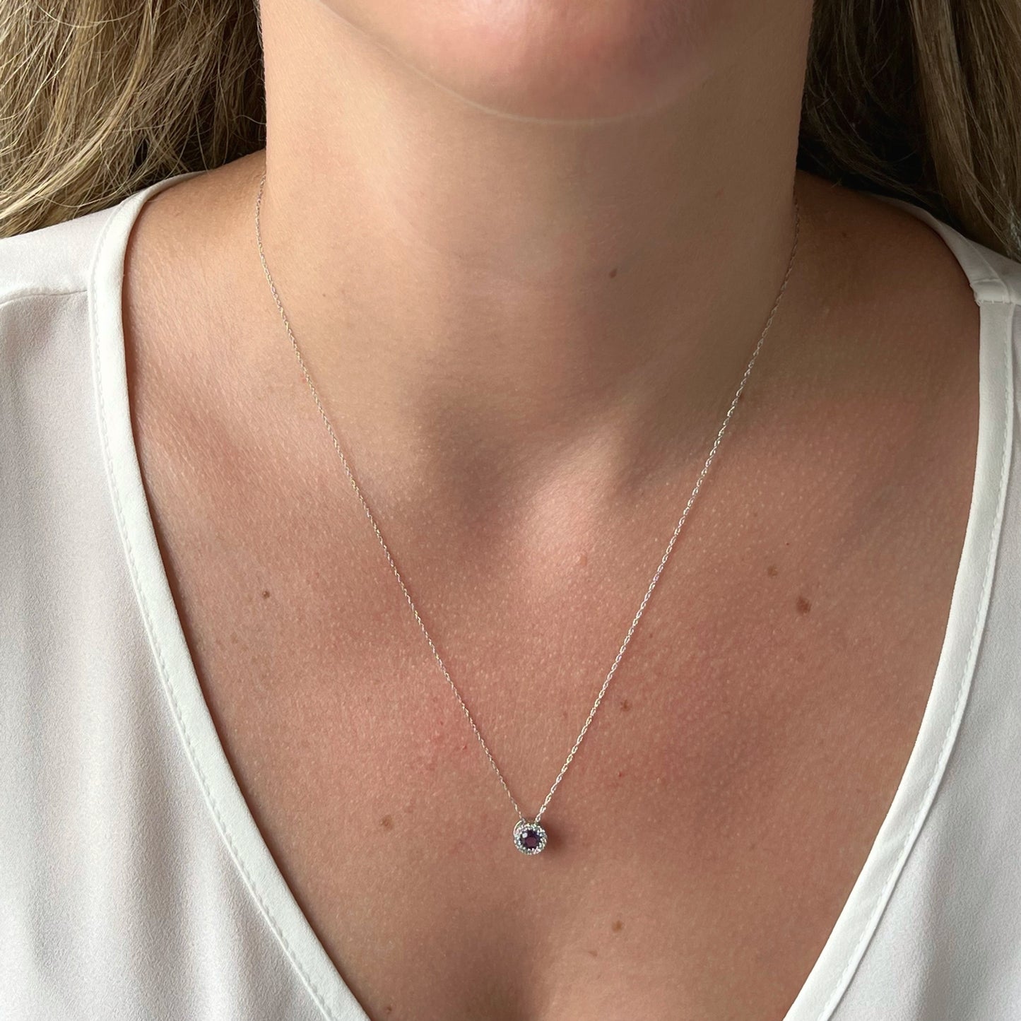 Collar en oro blanco 14k con Amatista y Halo de diamantes 0.04ctw