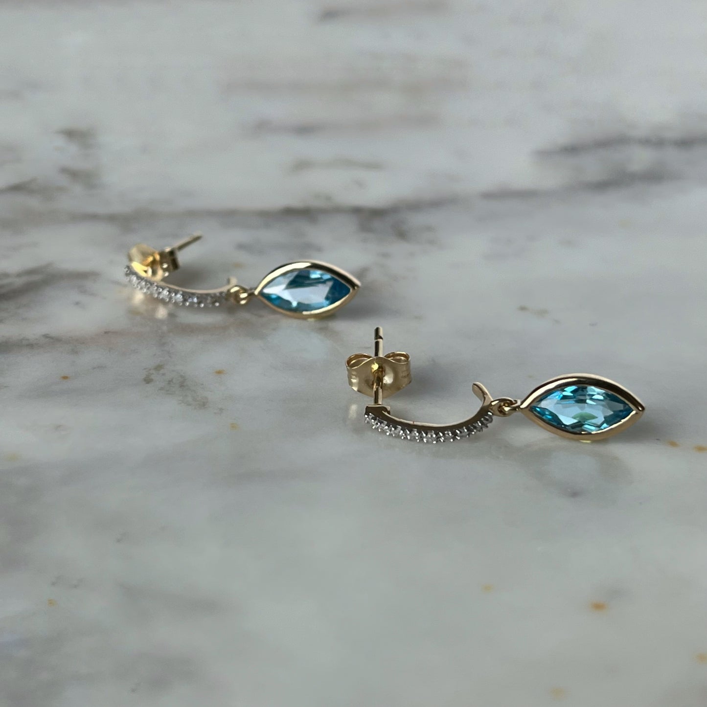 Aretes en oro amarillo 14k con diamantes y marquesa de Topacio azul
