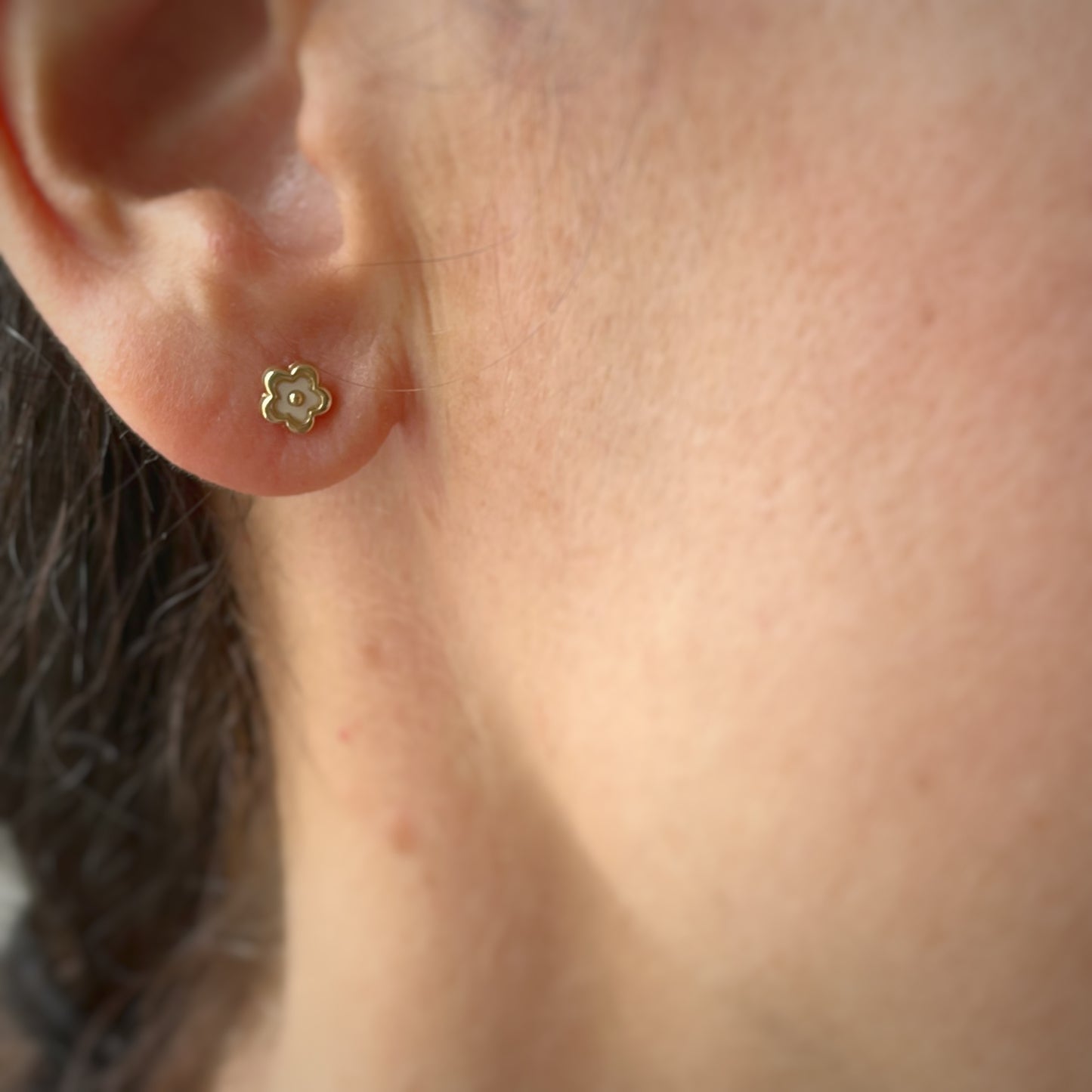 Arete con flor en madre perla con tope ortopédico en oro amarillo de 14k
