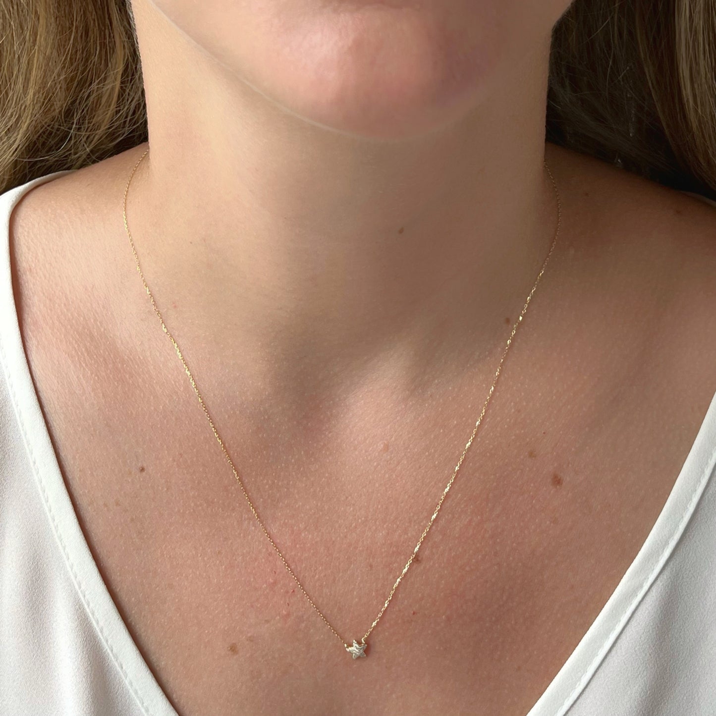 Collar en amarillo 14k y estrella mini de diamantes 0.05ctw