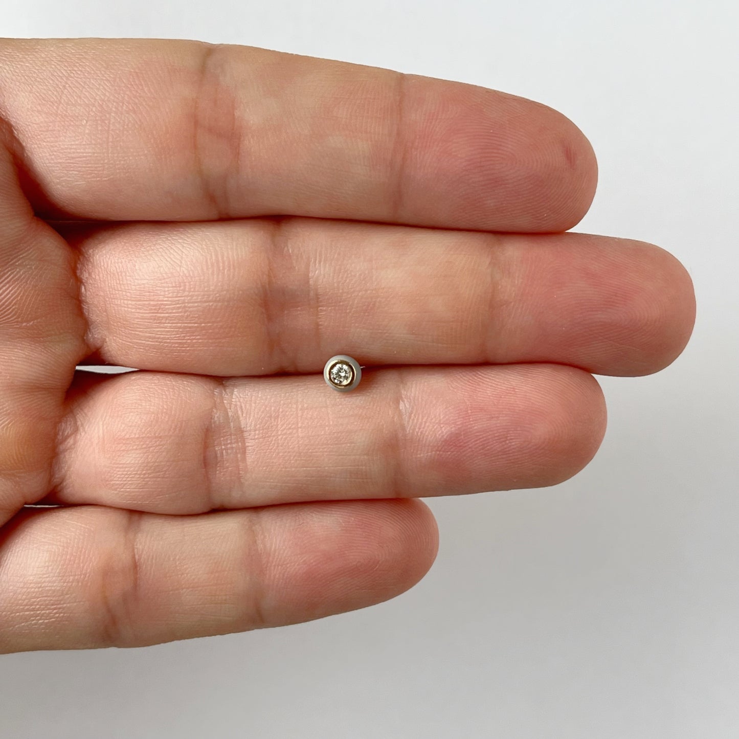 Arete single diamante 0.05ct y esmalte gris en oro rosa 18k