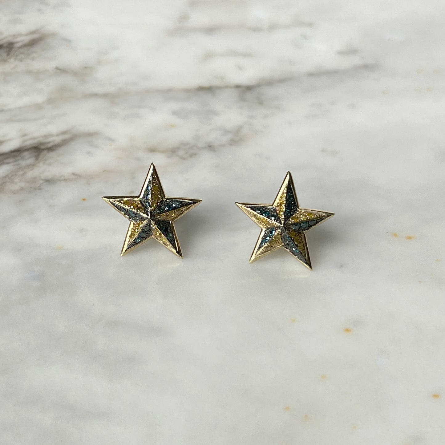 Aretes de estrella con diamantes amarillos y negros 0.40ctw en oro 10k amarillo con tope de tornillo