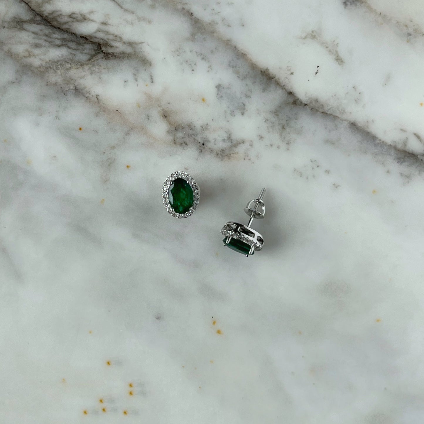 Aretes en oro blanco 14k con esmeralda y halo de diamantes 0.20ctw y tope de tornillo