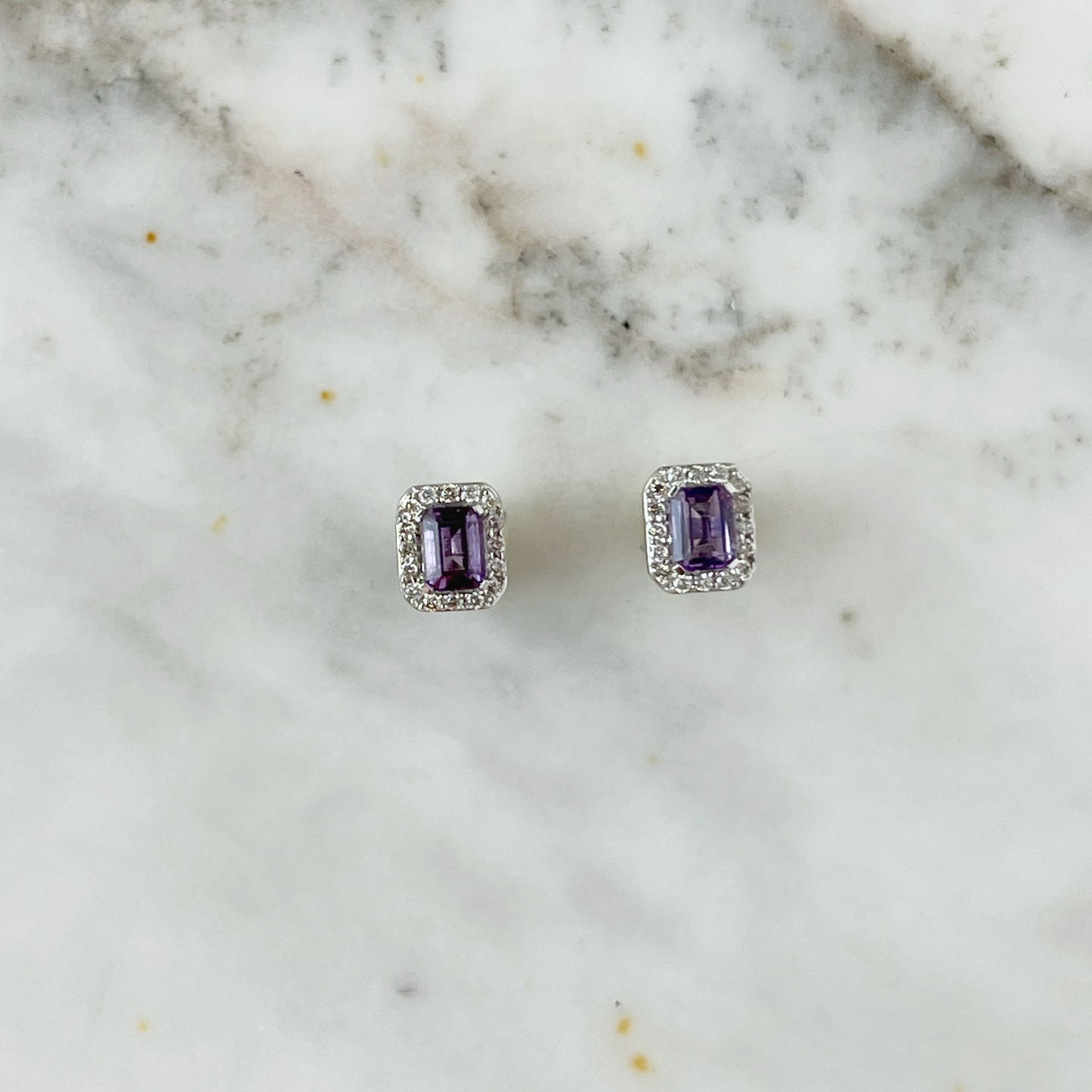 Aretes en oro blanco 10k con amatista rectangular y halo de diamantes 0.10ctw